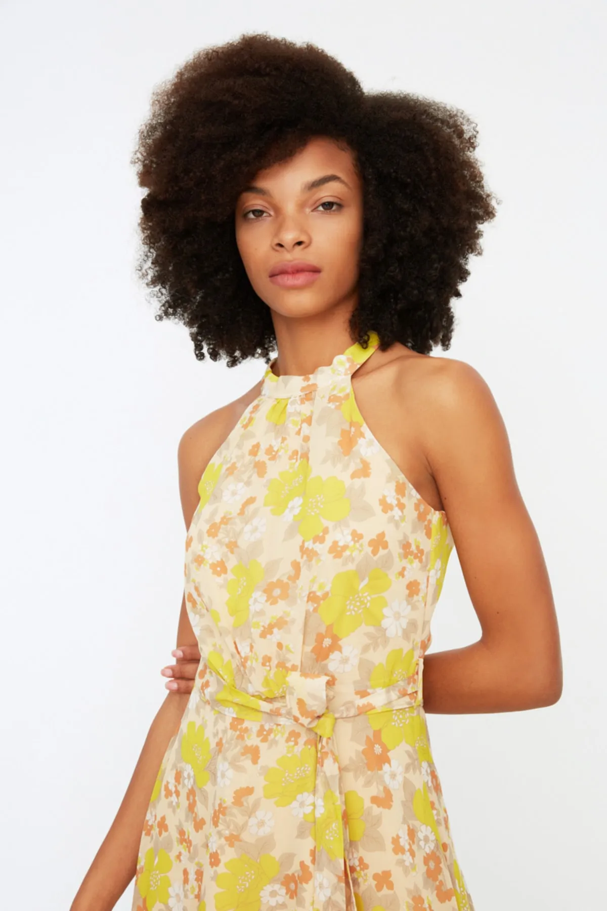 Trendyol Collection  Gelbes, ärmelloses, gewebtes Kleid in A-Linie mit Gürtel und Neckholder und Blumendruck TWOSS20EL2536