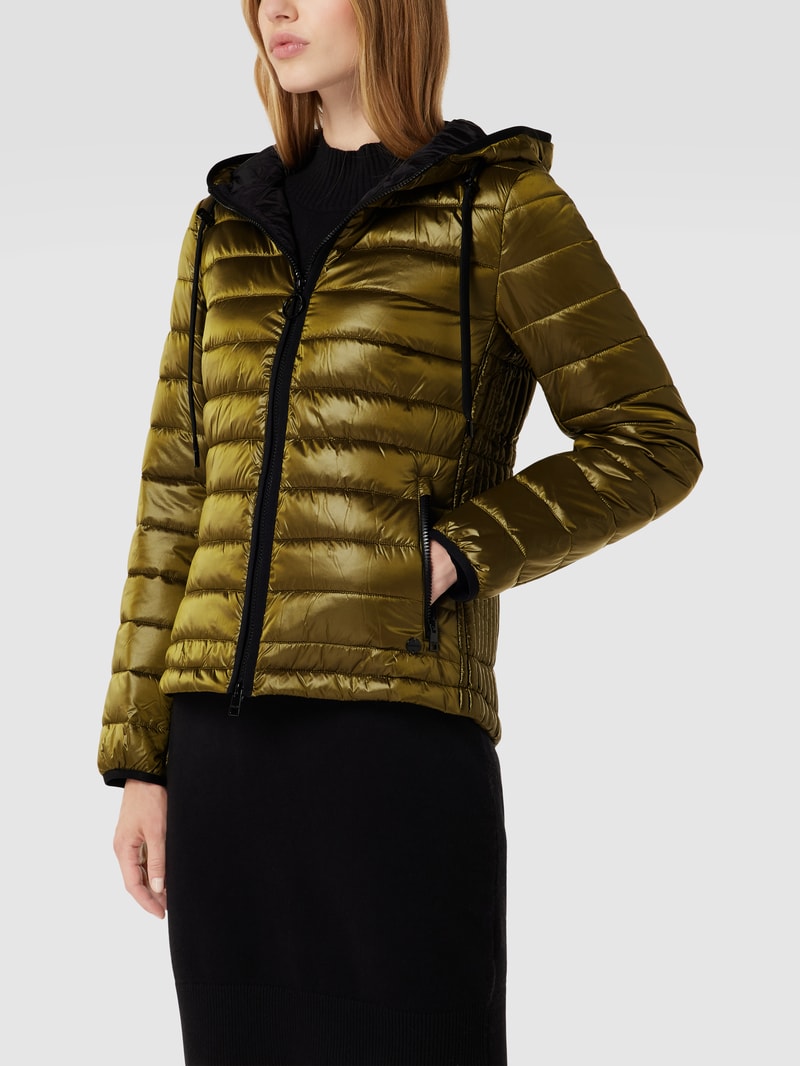 Steppjacke mit Label-Applikation in olivgrün