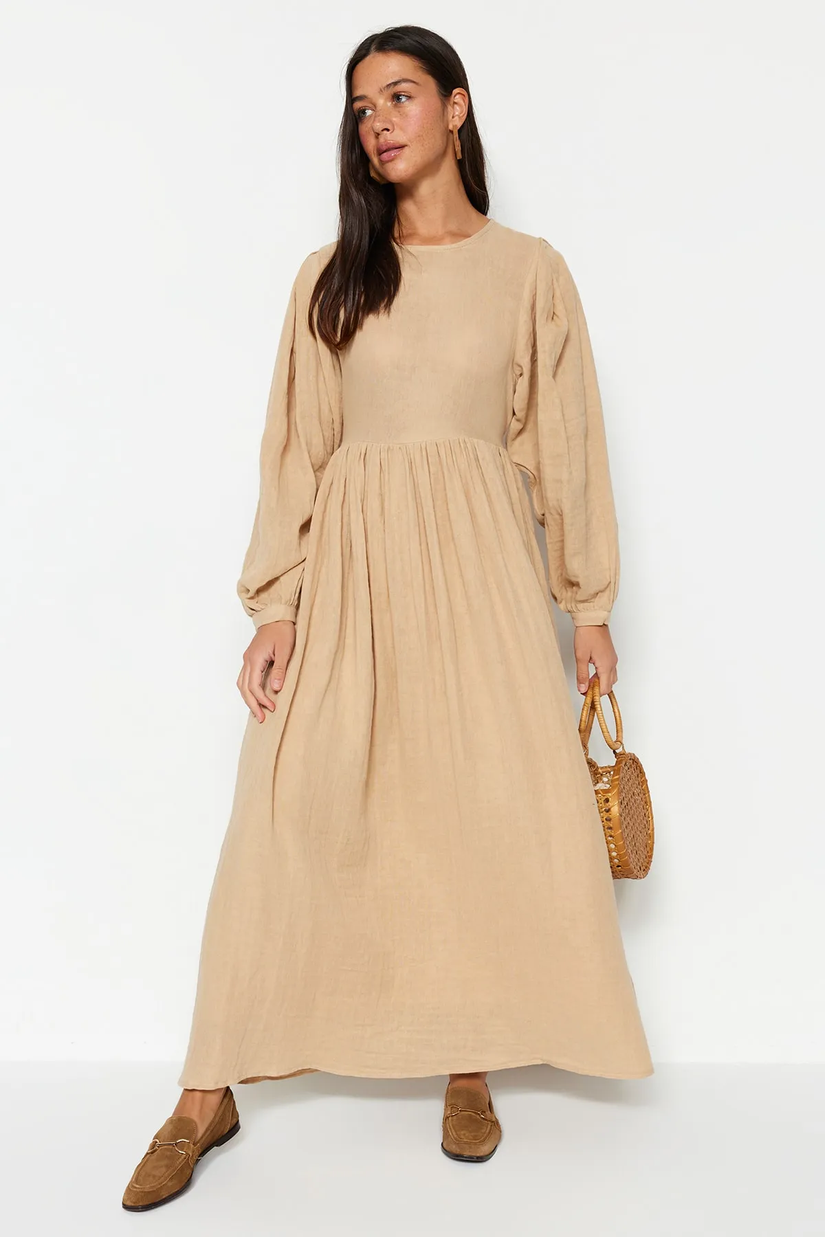 Trendyol Modest  Nerzfarbenes Kleid aus 100 % gewebtem Musselin mit Gürtel und bequemer Passform, gefüttert, TCTSS23EB00048