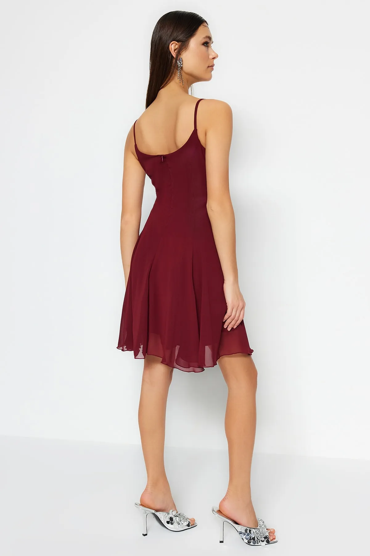 Trendyol Collection  Elegantes Abendkleid aus Burgunderrot mit offener Taille/Skater-Chiffon TPRSS23EL00033