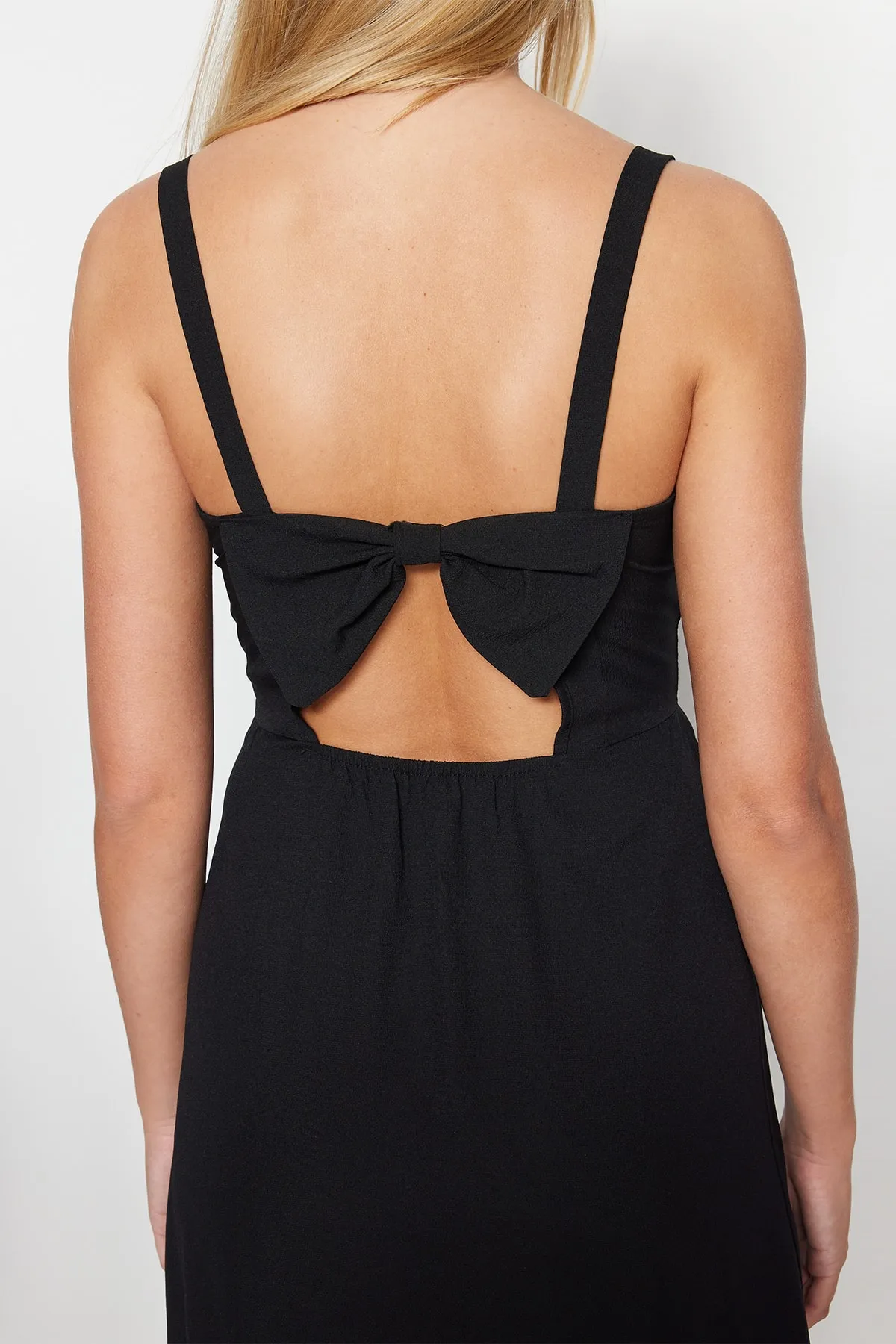 Trendyol Collection  Schwarzes Midi-Webkleid mit Taille und Rückendetail TWOSS22EL00266