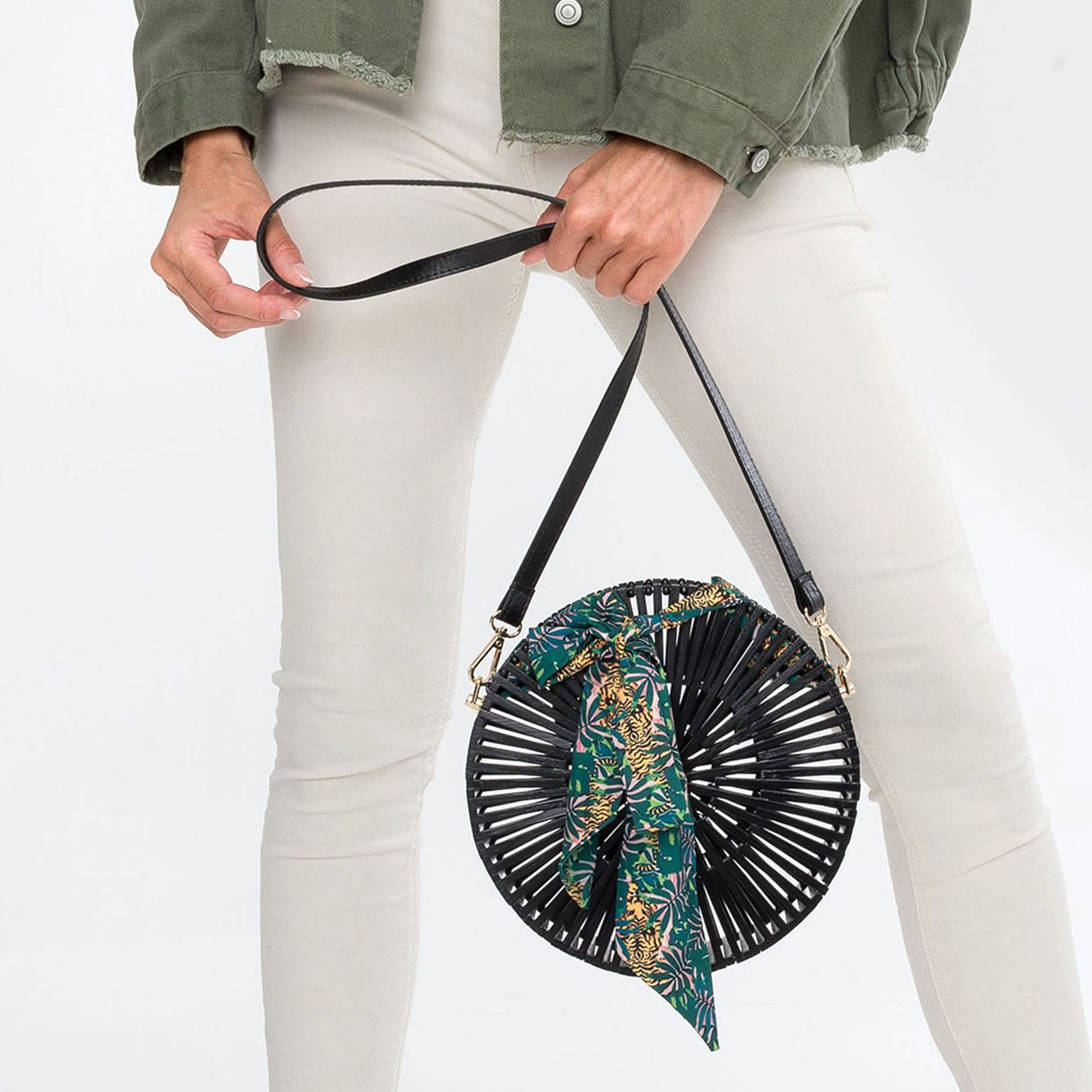 Sac à main rond noir en bois