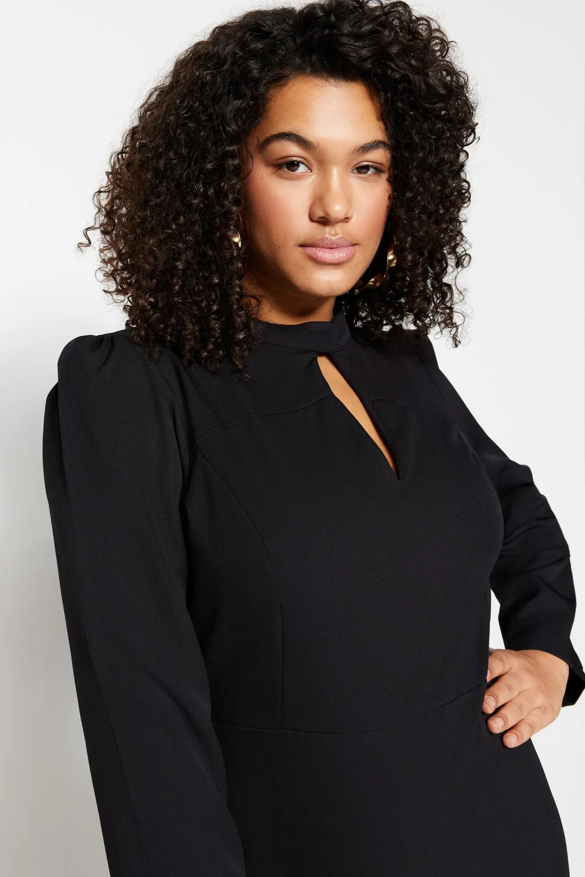 Trendyol Curve  Schwarzes Plus-Size-Kragen, tief ausgeschnittenes, ungefüttertes, langärmliges, figurbetontes Mini-Webkleid TBBAW23AH00040