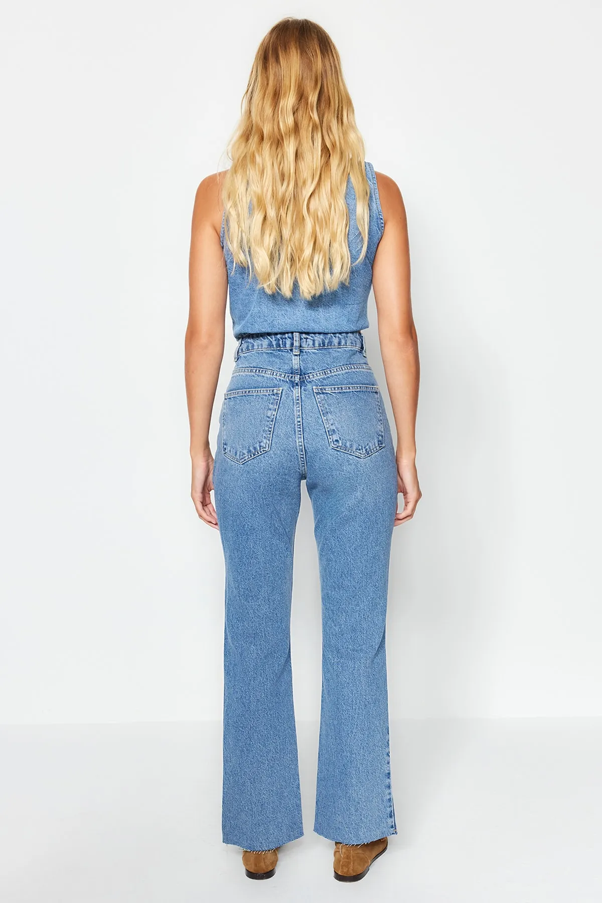 Trendyol Collection  Blaue gerade Jeans mit Schlitz und hoher Taille und Ziernähten TWOAW23JE00099