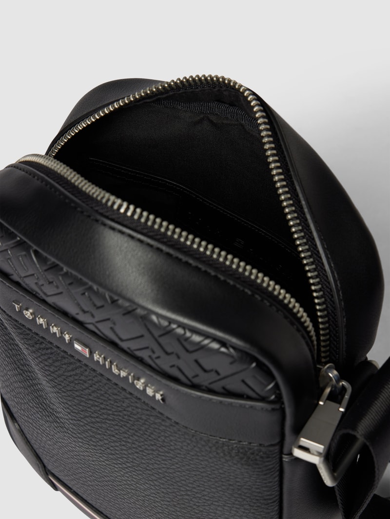 Umhängtasche mit Label-Details Modell 'CENTRAL MINI' in schwarz