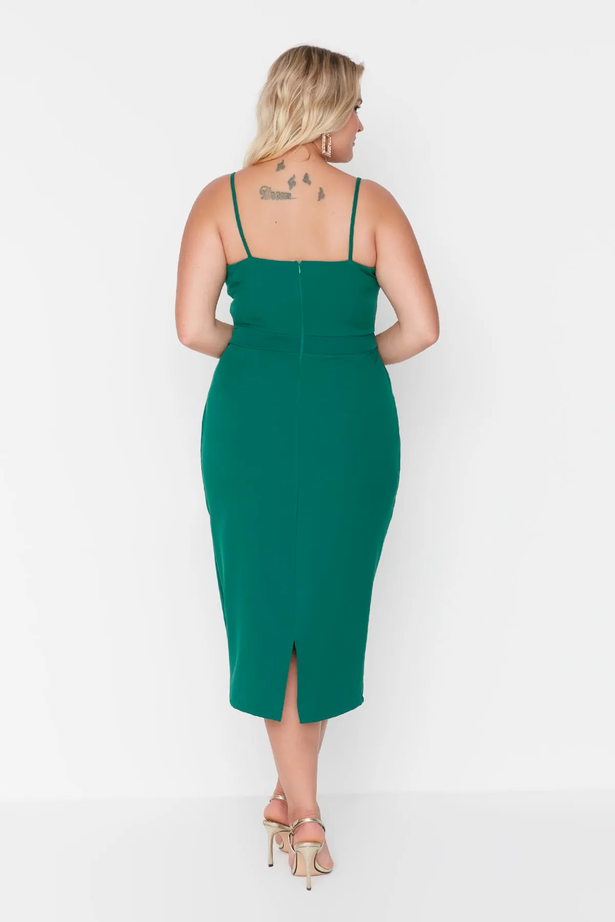 Trendyol Curve  Smaragdgrünes, figurbetontes, asymmetrisch geschnittenes Webkleid TBBSS22AH00039