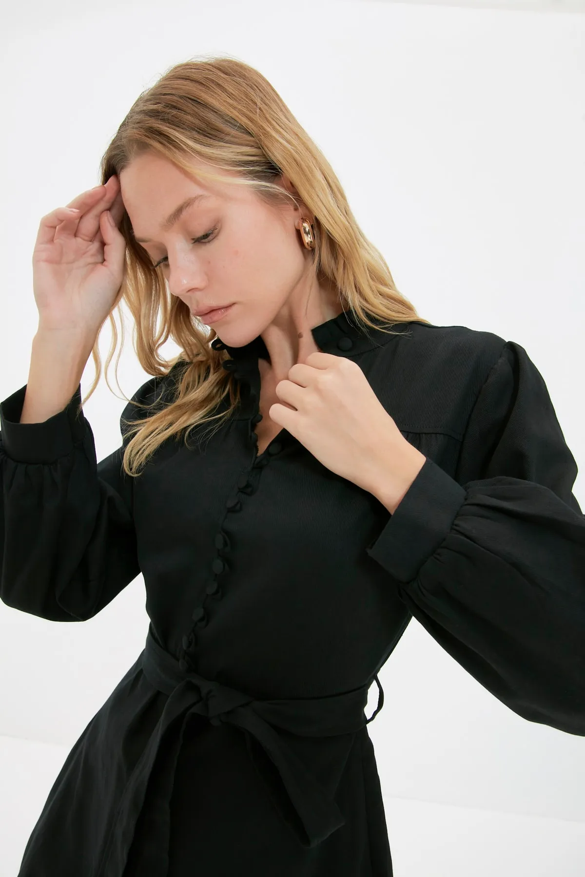 Trendyol Collection  Schwarzes Webkleid mit hohem Kragen TWOAW22EL1346