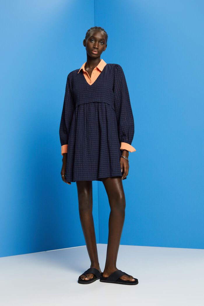 Strukturiertes Minikleid mit Volantsaum