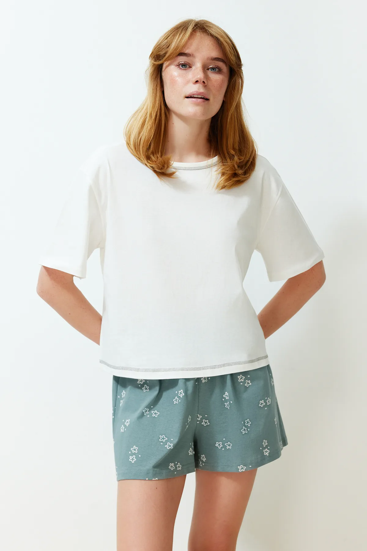 Trendyol Collection  Weißes, gestricktes Pyjama-Set aus 100 % Baumwolle mit geometrischem Muster THMSS24PT00204