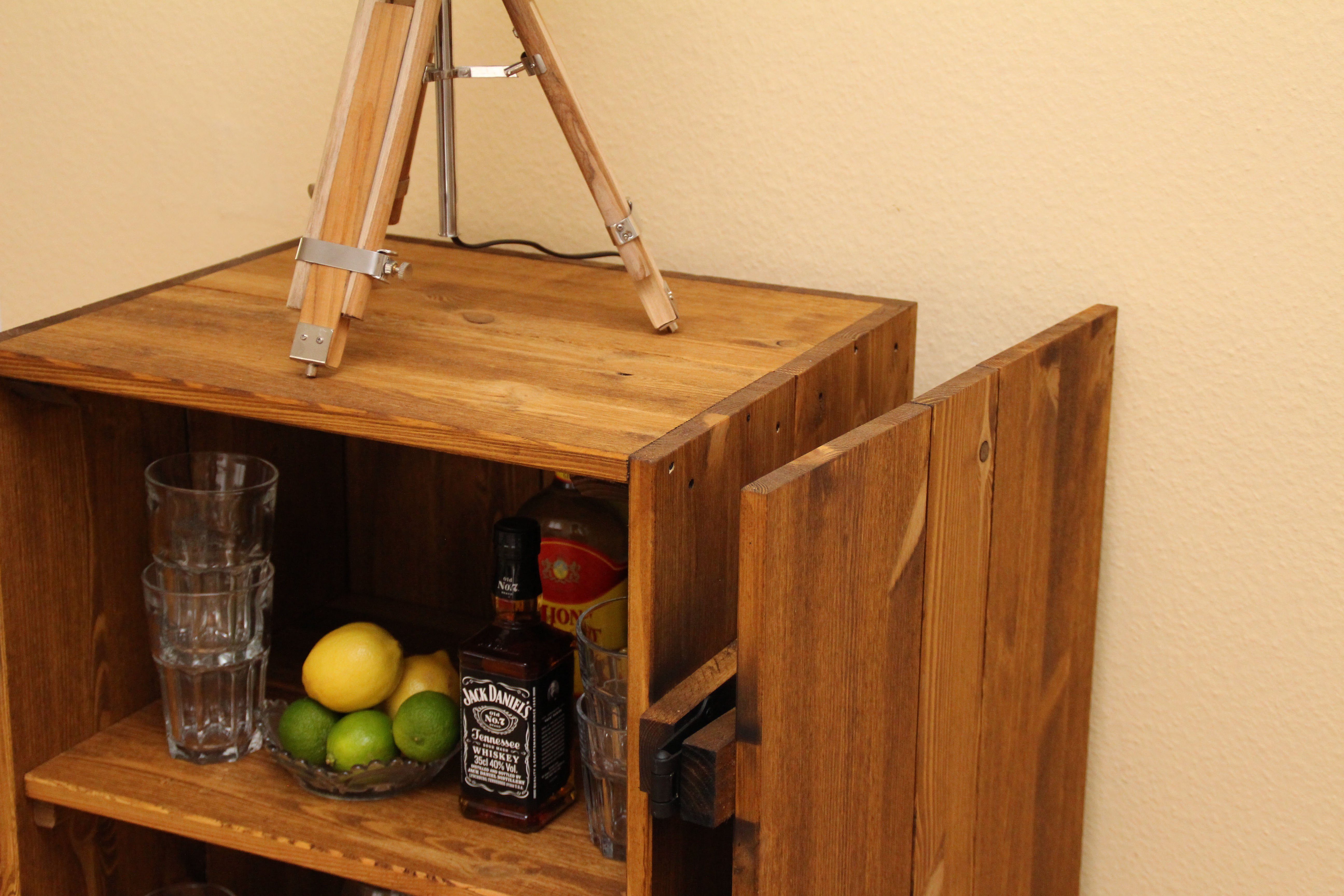 Uncle Joe´s Barschrank im stylishen Truhen-Design