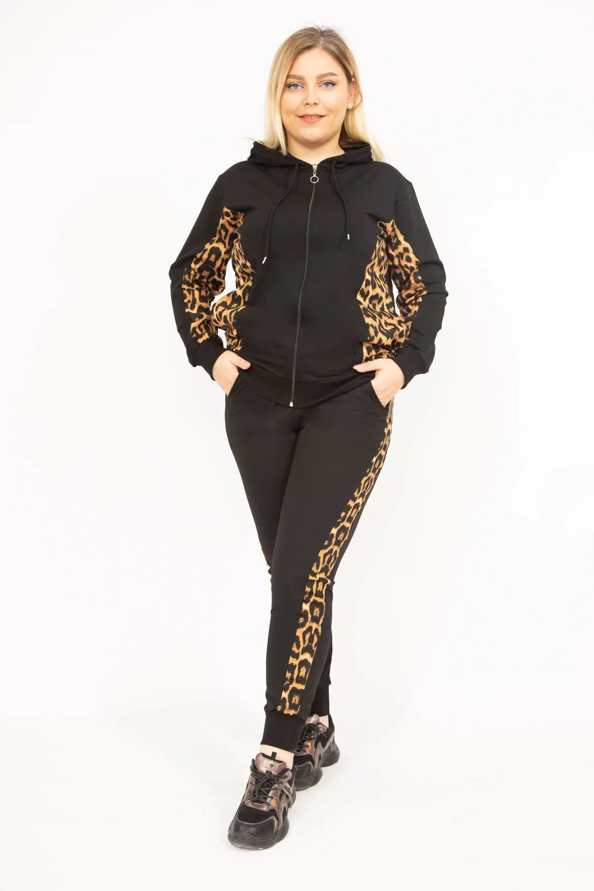 Şans  Schwarzes Damen-Sweatshirt-Hose-Set mit Kapuze, großes Leopardenmuster, 65n35744
