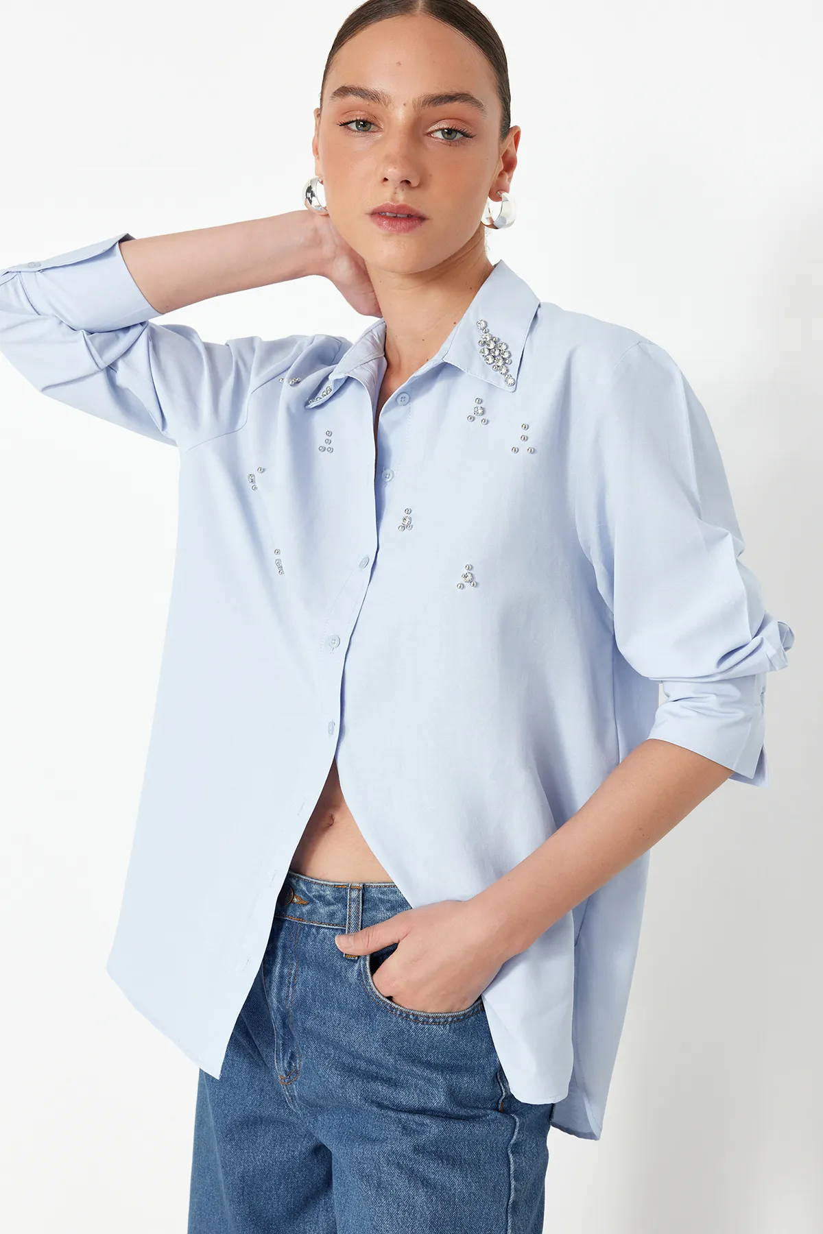 Trendyol Collection  Hellblaues gewebtes Hemd mit Steindetail - Regular Fit TWOSS24GO00069