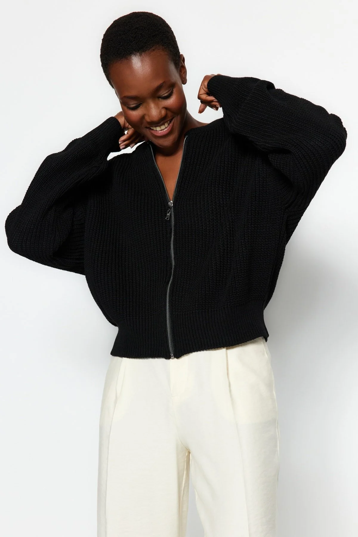 Trendyol Collection  Schwarzer Strickcardigan mit Bomberkragen TWOAW24HI00153