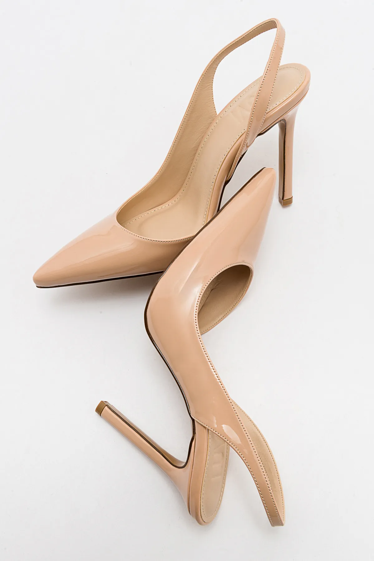 LuviShoes  Beigefarbene Damen-Schuhe mit Absatz aus Lackleder von Twine