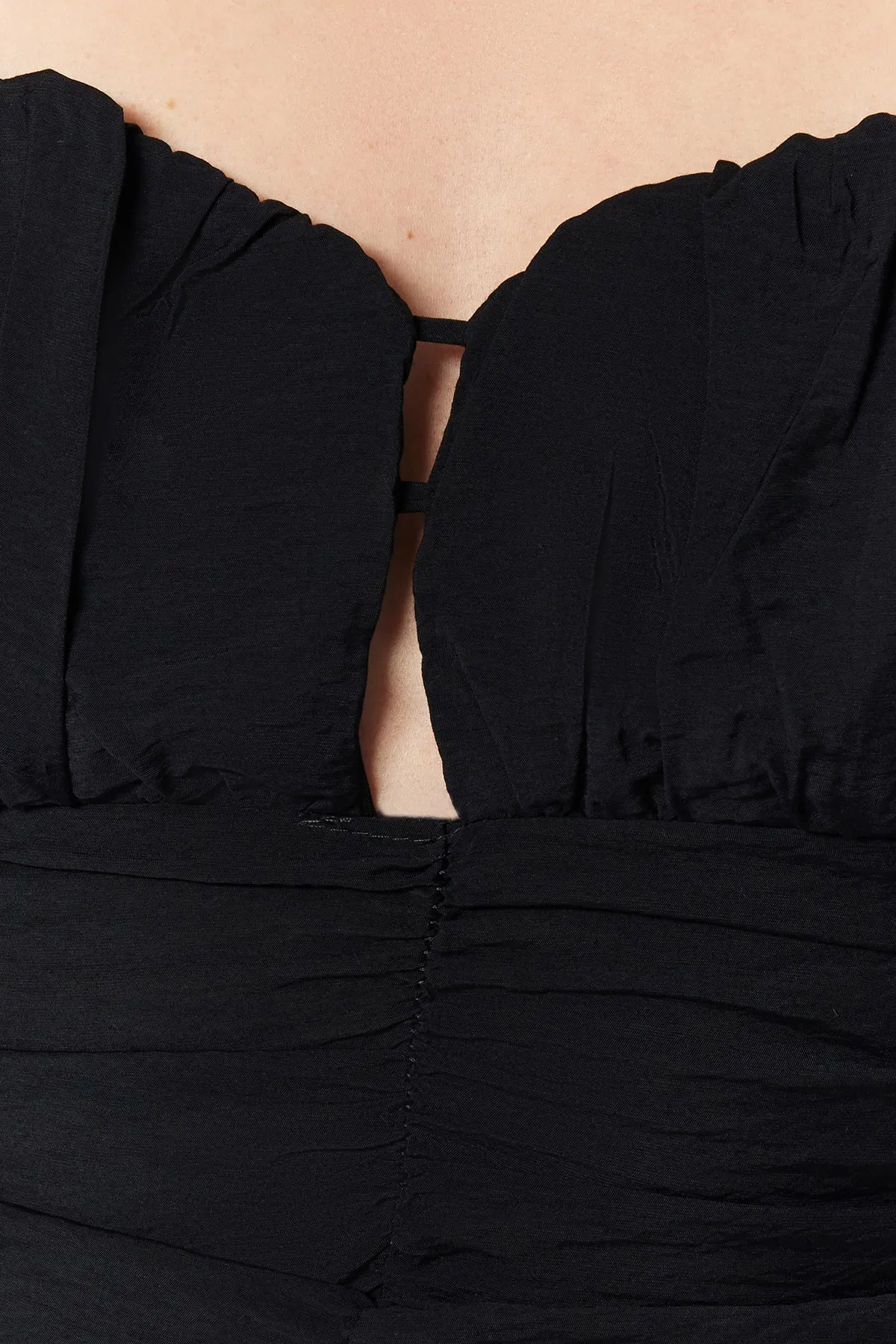 Trendyol Collection  Schwarzes, bauchfreies, gefüttertes Popeline-Bustier TPRSS22BS0060