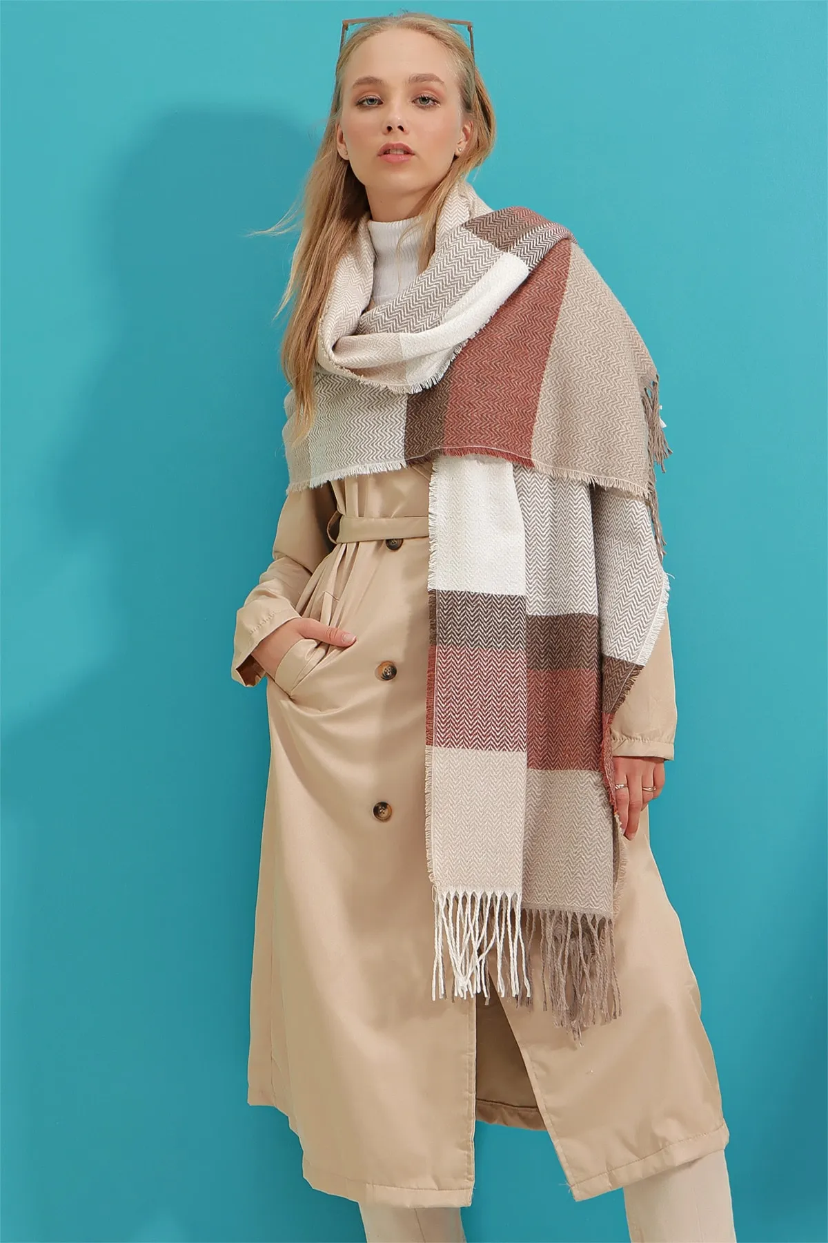Trend Alaçatı Stili  Beiger Farbblock-Schal für Damen ALC-A2654