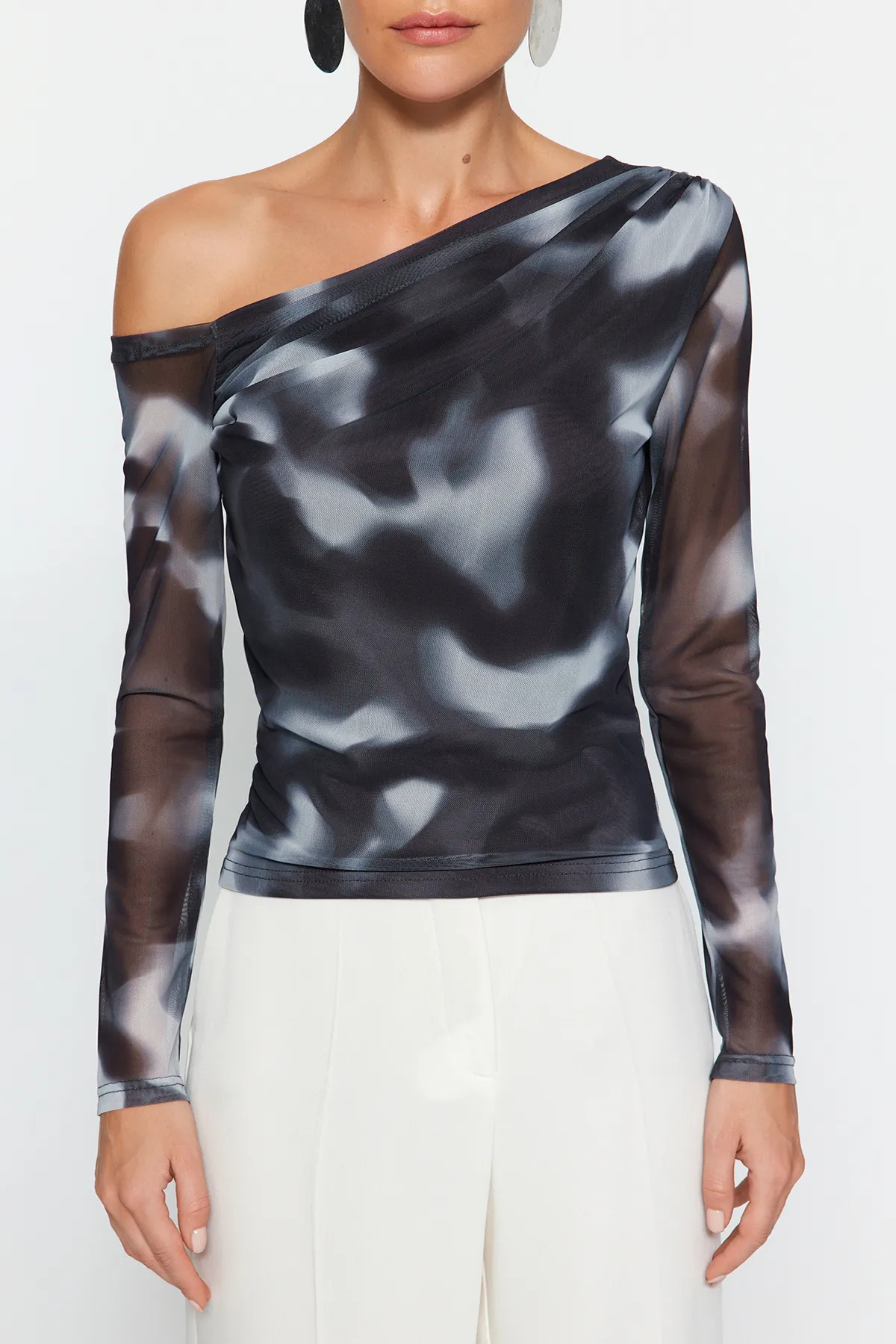 Trendyol Collection  Anthrazitfarbene, mit Tüll gefütterte Bluse mit asymmetrischem Kragen TWOAW24BZ00051
