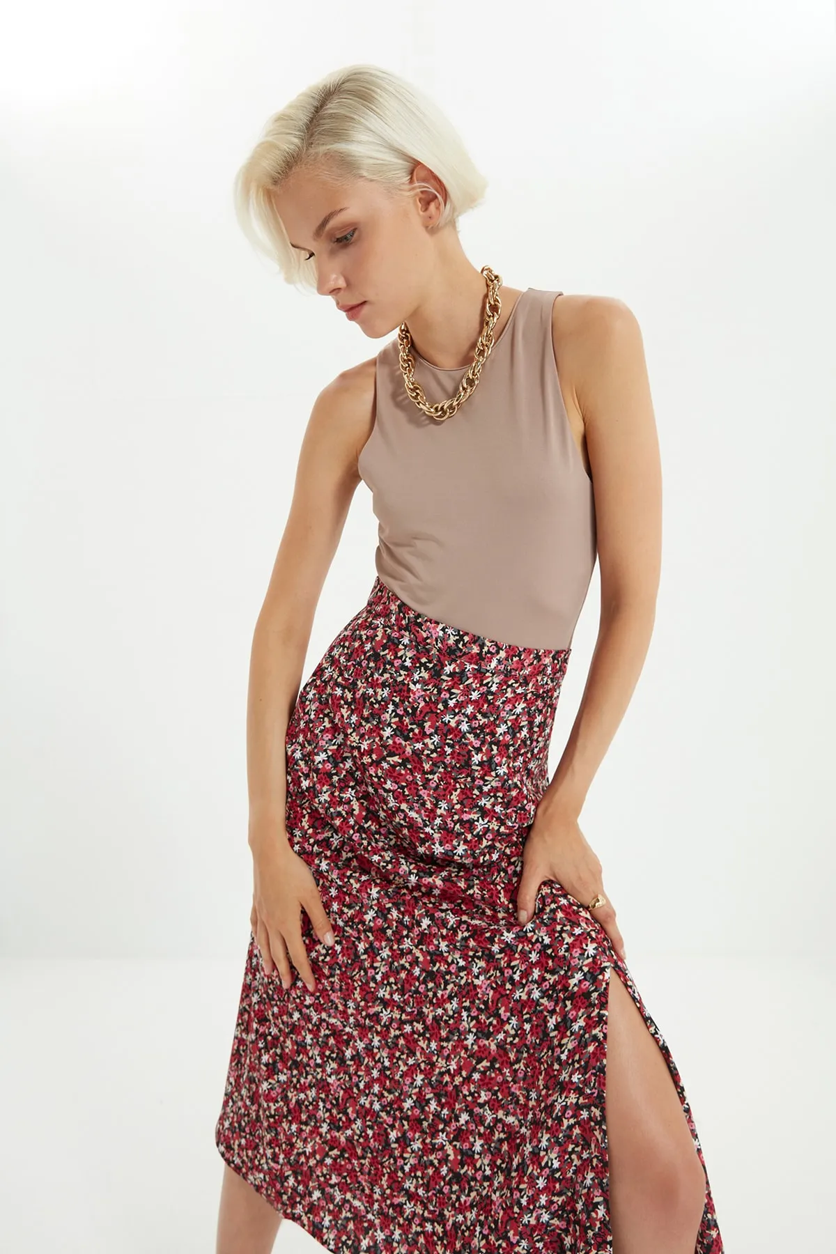 Trendyol Collection  Mehrfarbiger Midirock aus Viskosestoff mit Schlitzdetail und Blumenmuster TWOSS20ET0230
