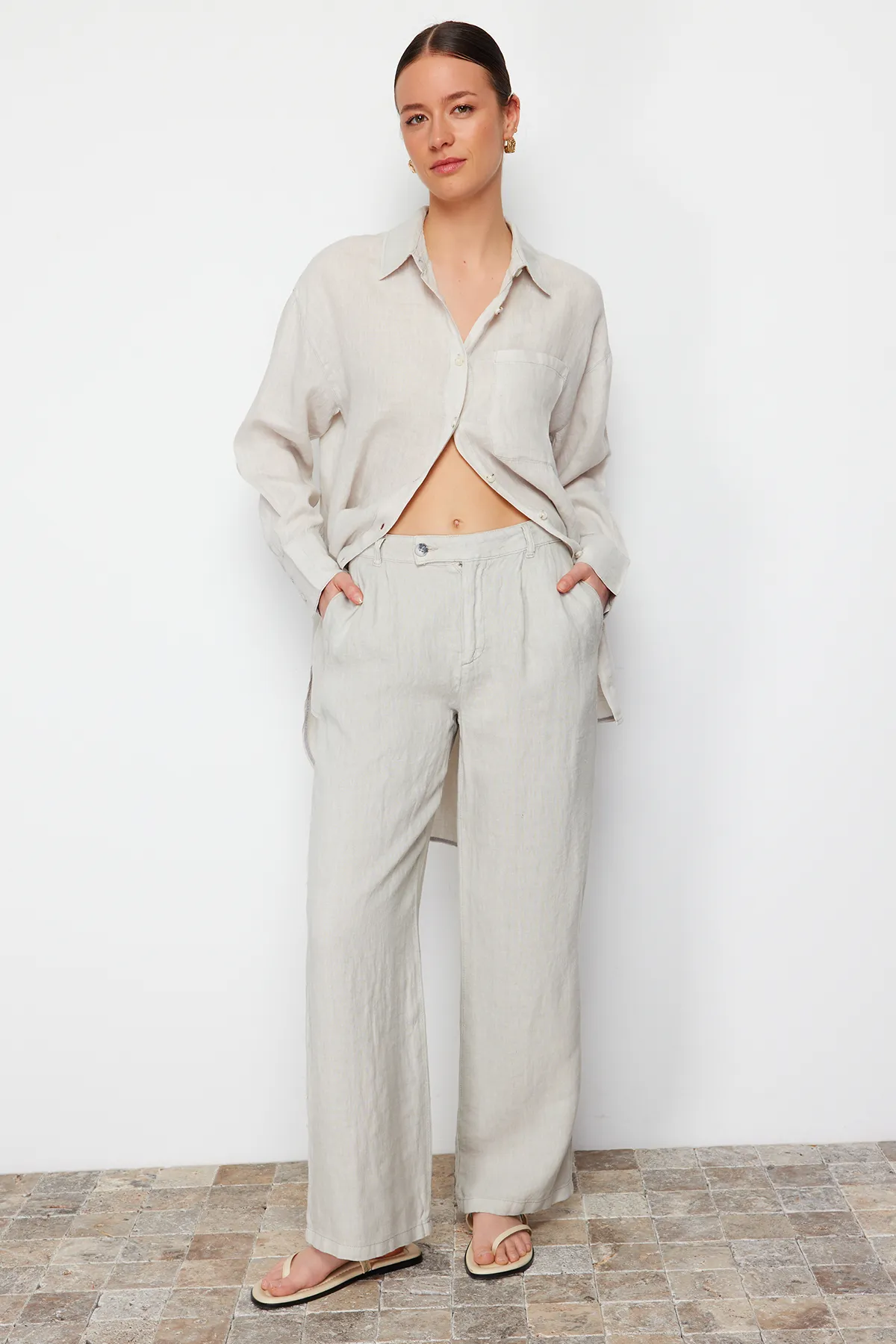 Trendyol Collection  Graue Plisseehose aus 100 % Leinen mit hoher Taille und weitem Bein TWOSS24JE00245