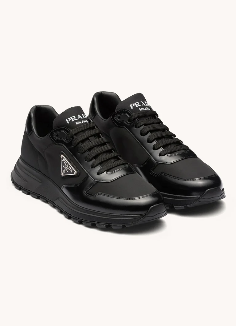 Prada Re-Nylon -lenkkarit nahkayksityiskohdilla ja logolla