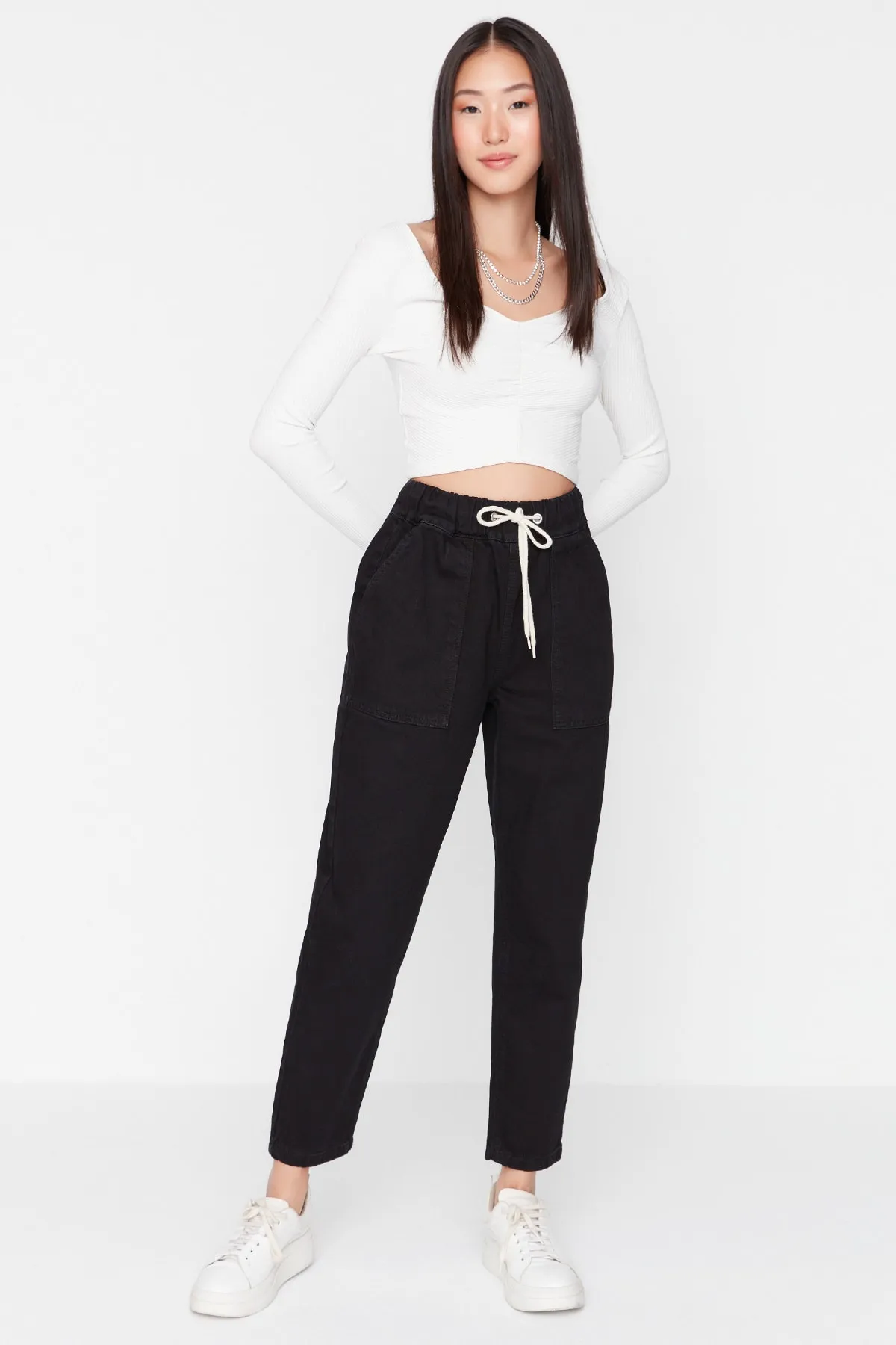 Trendyol Collection  Schwarze Mom-Jeans mit hohem Bund und elastischem Bund TWOSS21JE0655