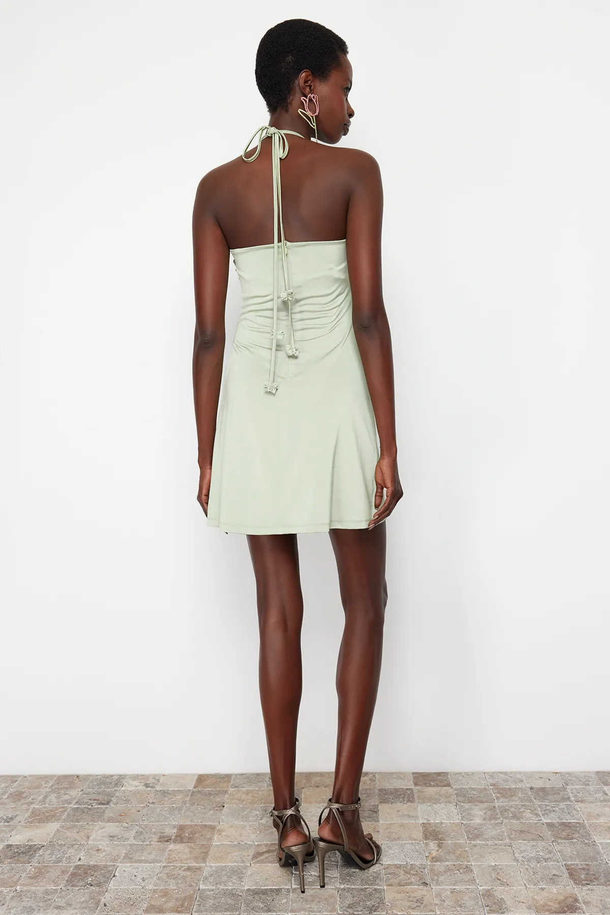 Trendyol Collection  Hellgrünes, tailliertes/Skater-Strickkleid mit Blumendetail, elegantes Abendkleid TPRSS24EL00107