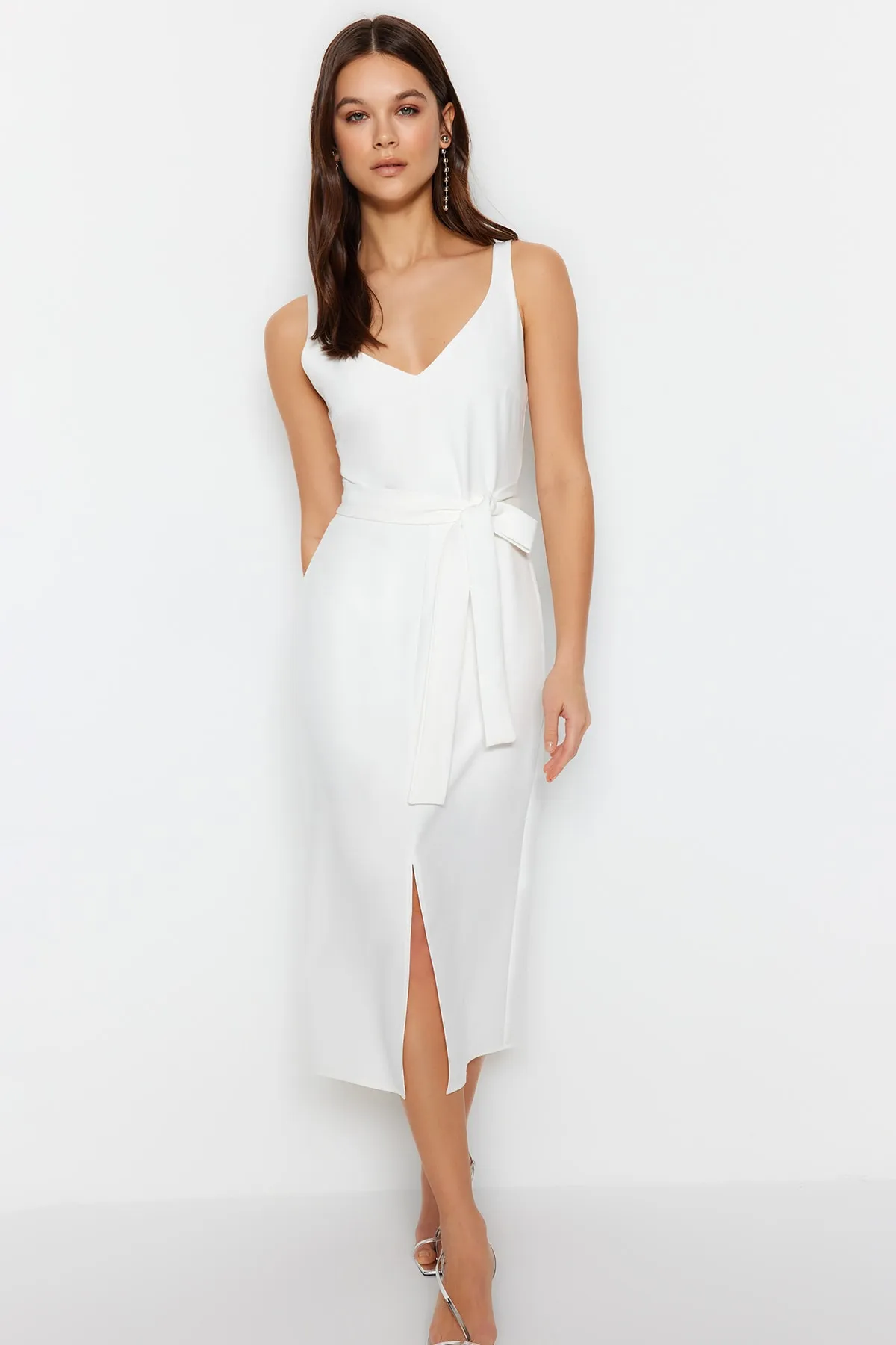 Trendyol Collection  Ecrufarbenes, gewebtes, gefüttertes Midikleid mit Gürtel TWOSS23EL02262