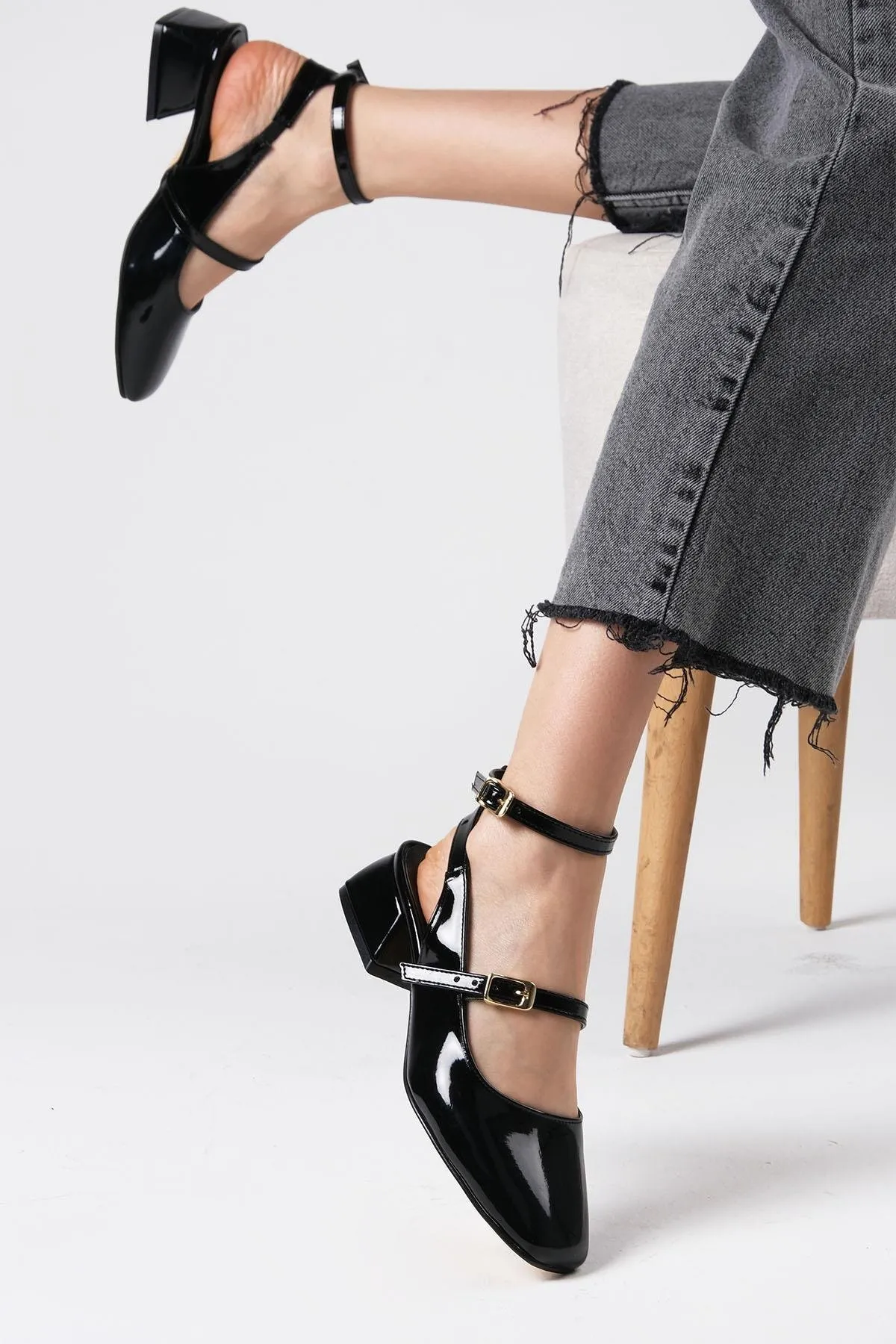 Mio Gusto  Audrey schwarze Lackleder-Damenschuhe mit offenem Rücken und kurzem Absatz