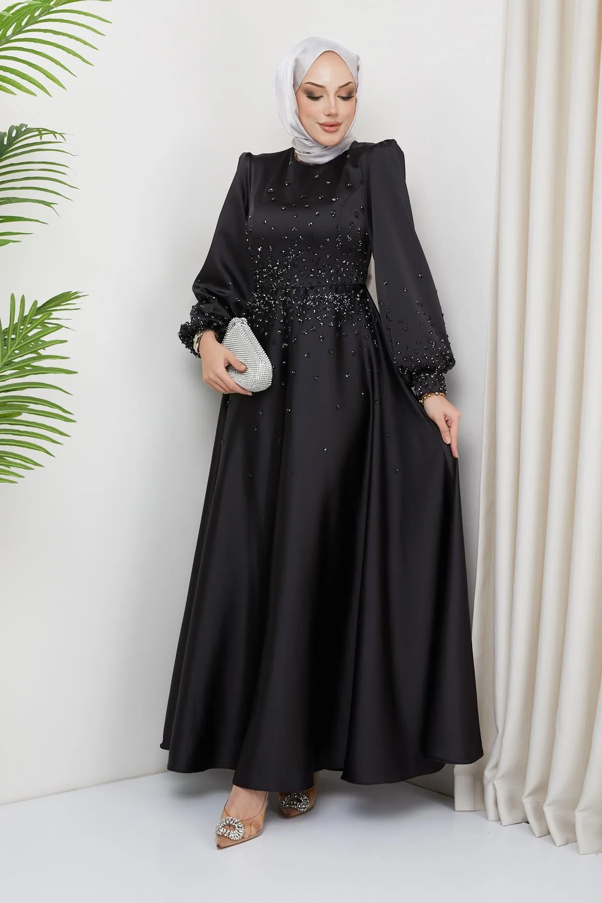 Olcay  Satin-Abendkleid mit verteilten Steindetails vorne und an den Ärmeln SCHWARZ 1658