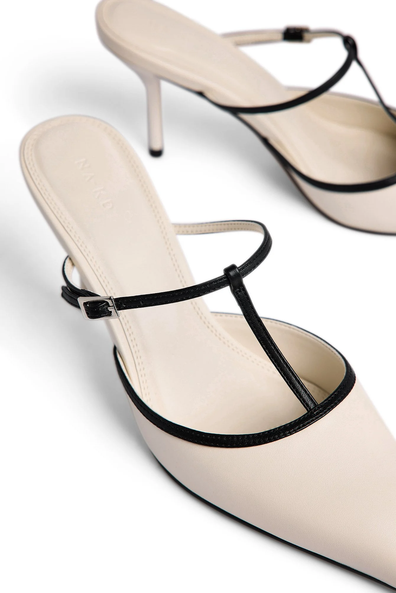 Absatzschuhe mit kontrastreicher Spitze