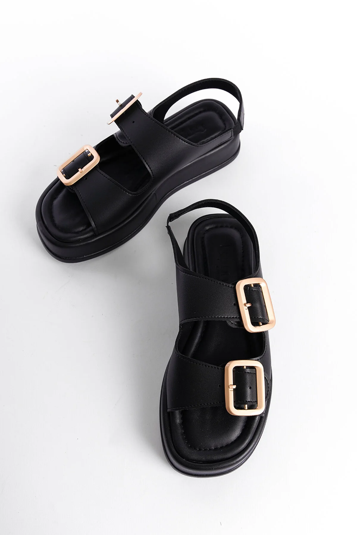 Capone Outfitters  Damensandalen mit Keilabsatz und doppelter Riemenschnalle