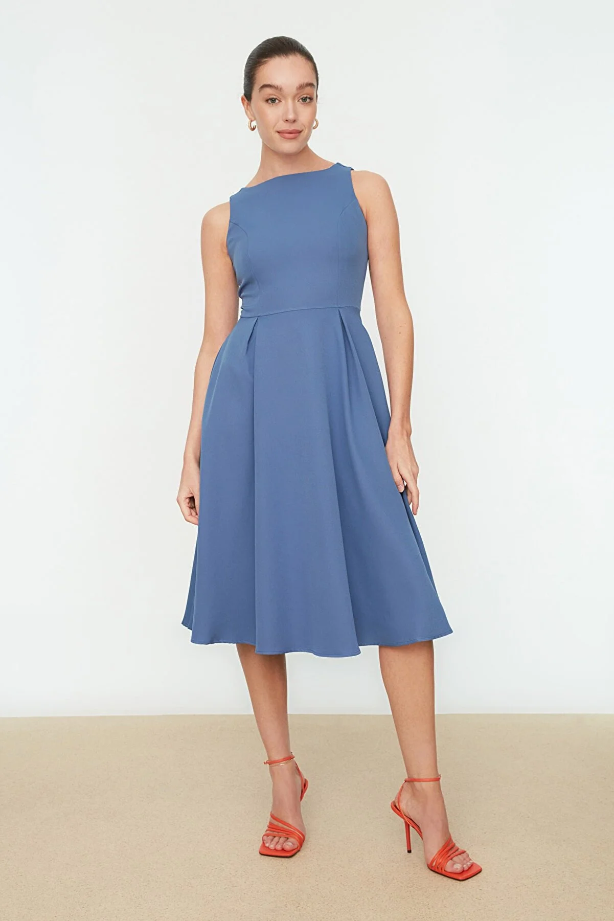 Trendyol Collection  Midi-Plissee-Webkleid mit Indigo-Taille TWOSS20EL0980