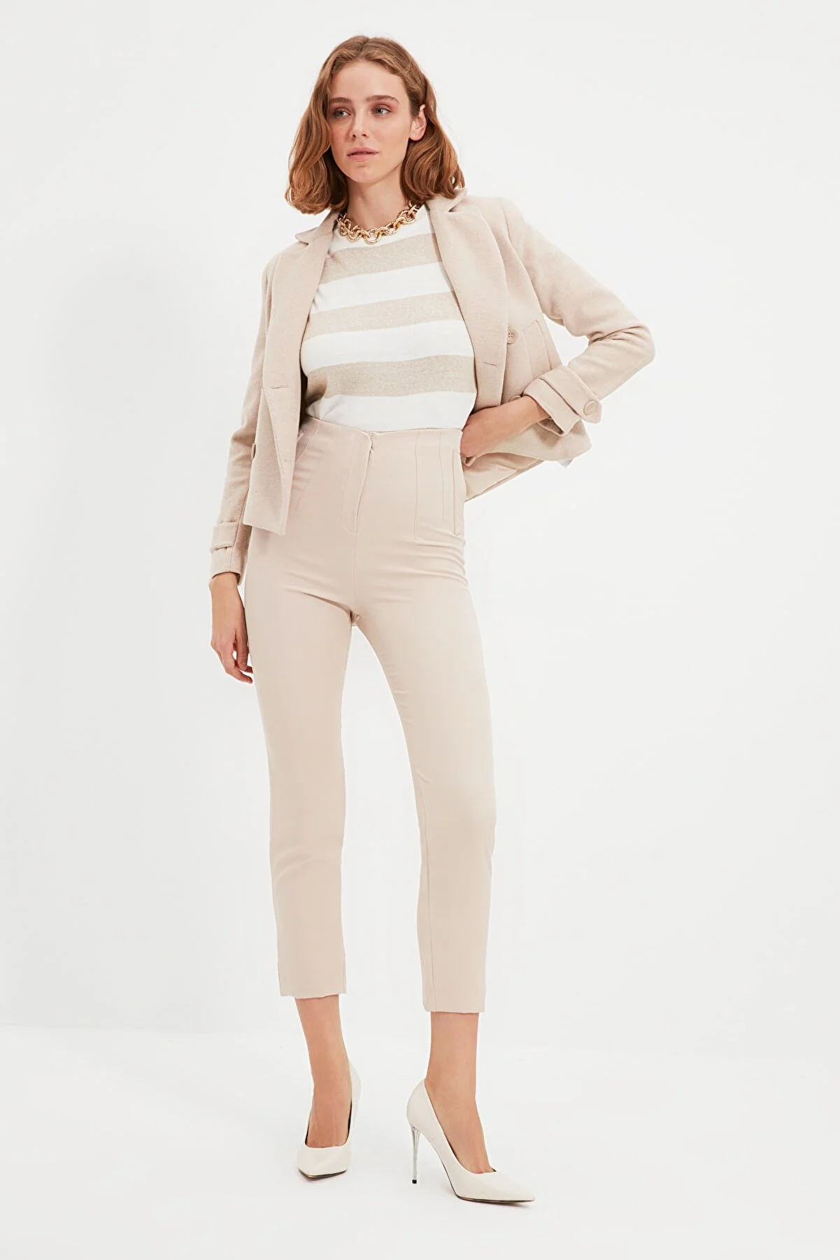 Trendyol Collection  Beigefarbene, zigarettengemusterte, knöchellange Webhose mit hoher Taille und Abnähern TWOSS20PL0515