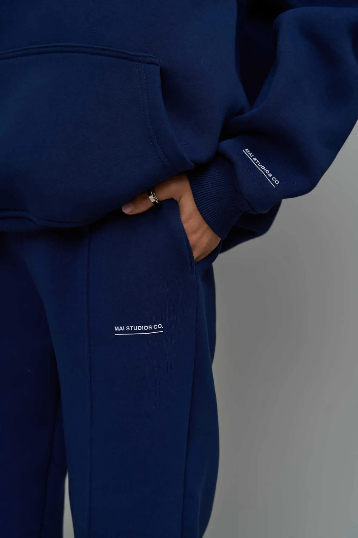 MAİ COLLECTİON  Marineblaues Trainingsanzug-Set mit minimalistischem Print