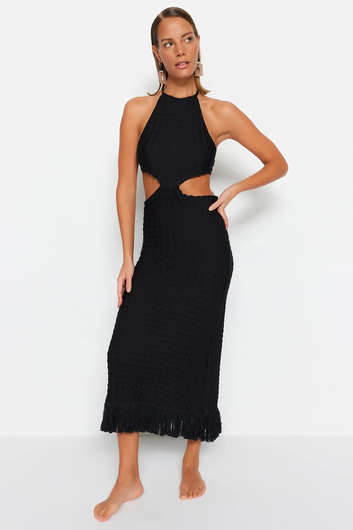 Trendyol Collection  Schwarzes, tailliertes, gestricktes Maxi-Strandkleid mit Ausschnitten/Fenstern TBESS23EL00154
