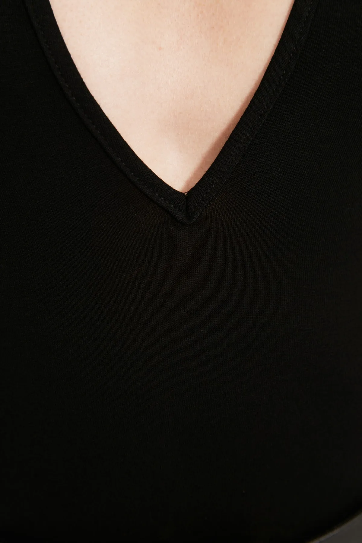Trendyol Collection  Schwarzer Strick-Body mit tiefem V-Kragen und Druckknöpfen TPRAW22BD0084