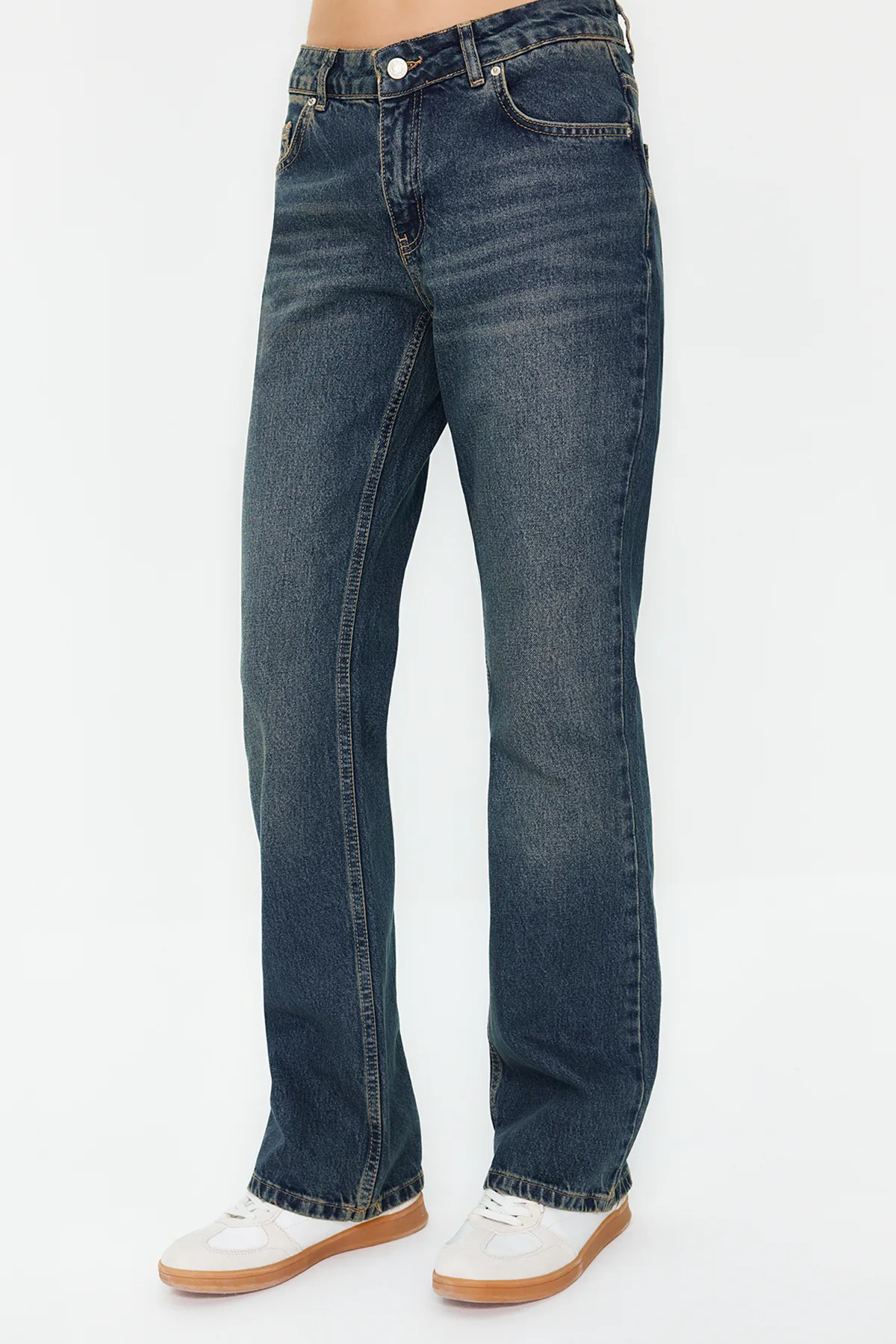 Trendyol Collection  Dunkelblaue, gerade Jeans mit niedriger Taille TWOSS24JE00100