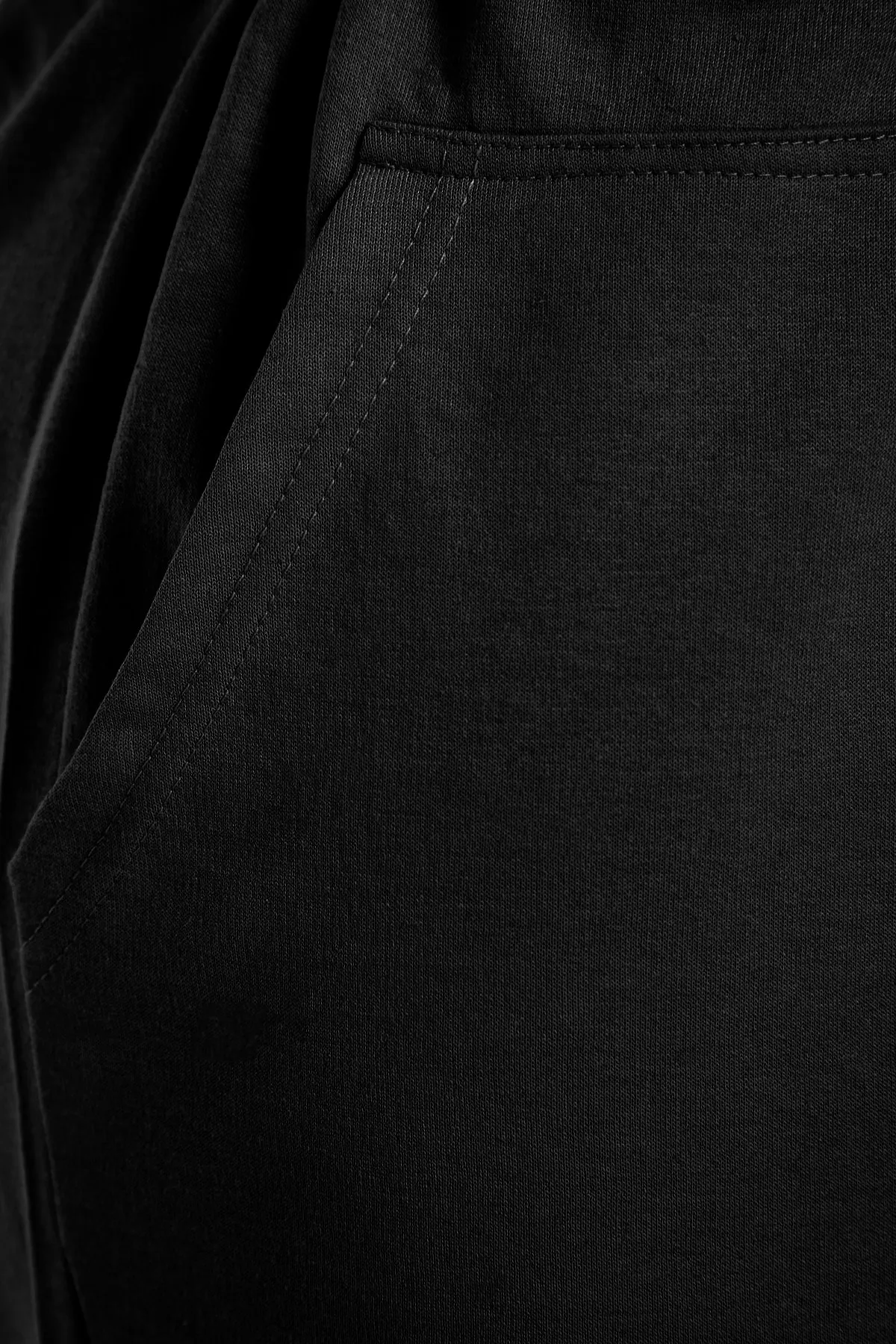 Trendyol Curve  Schwarze Strickshorts mit Taschendetail und Bermuda TBBSS22SR0541