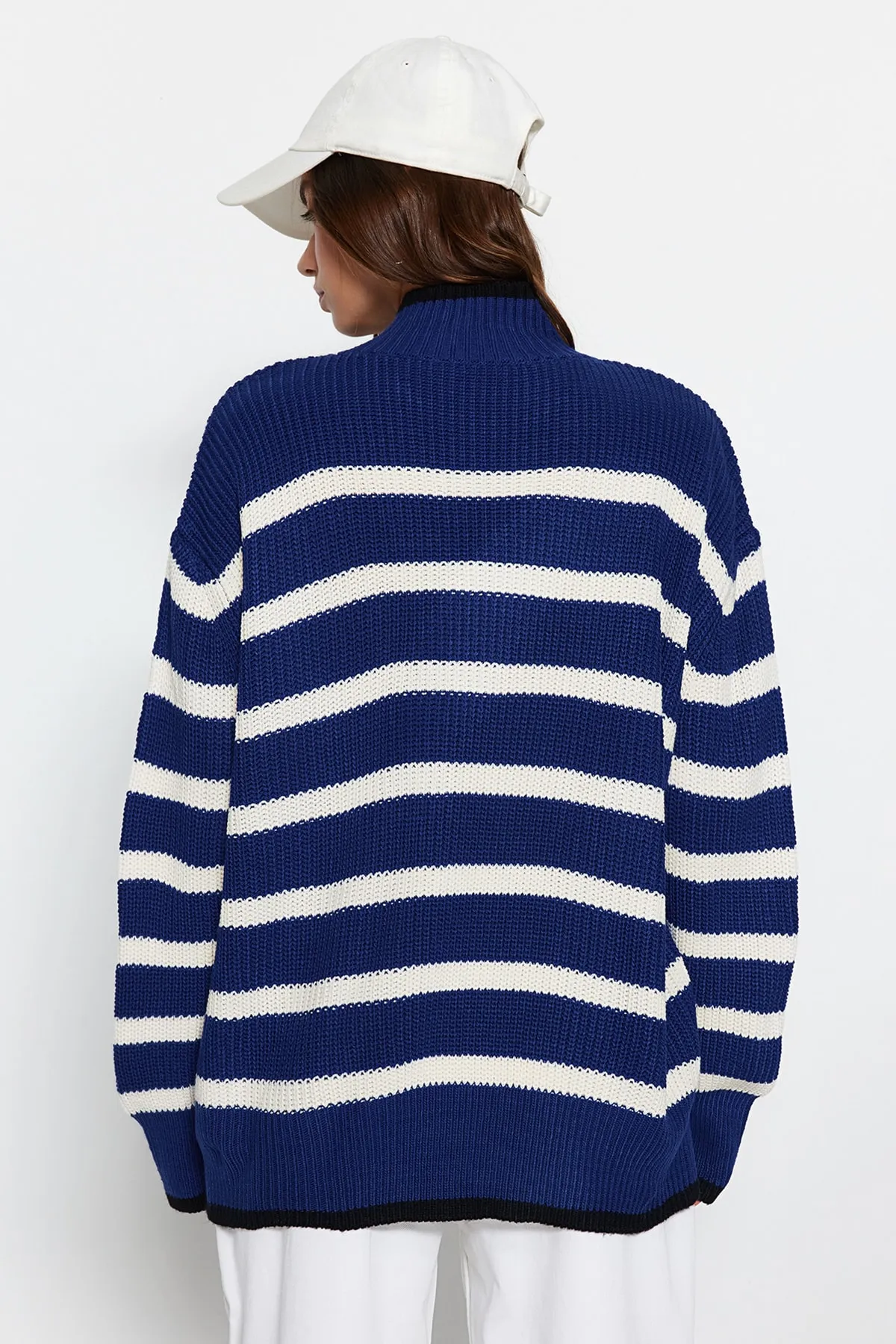 Trendyol Collection  Blauer, gestreifter Strickpullover mit weiter Passform TWOAW23KZ01446