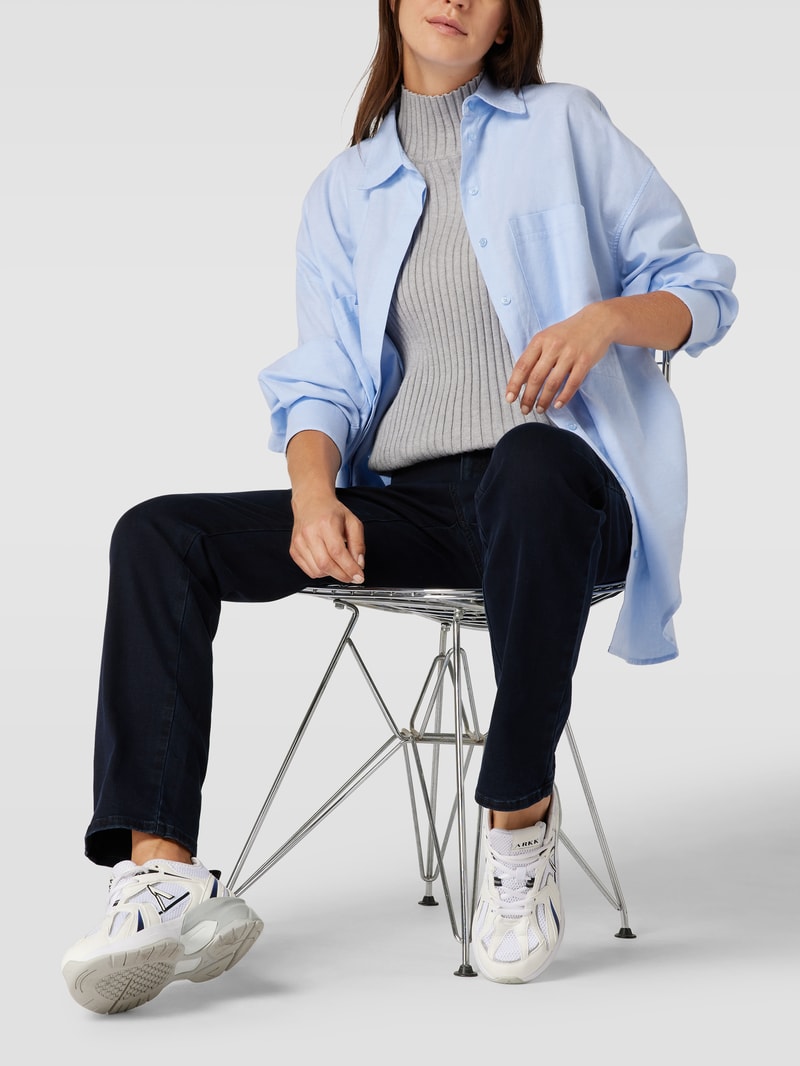 Jeans mit Label-Patch aus Leder Modell 'Carola' in dunkelblau