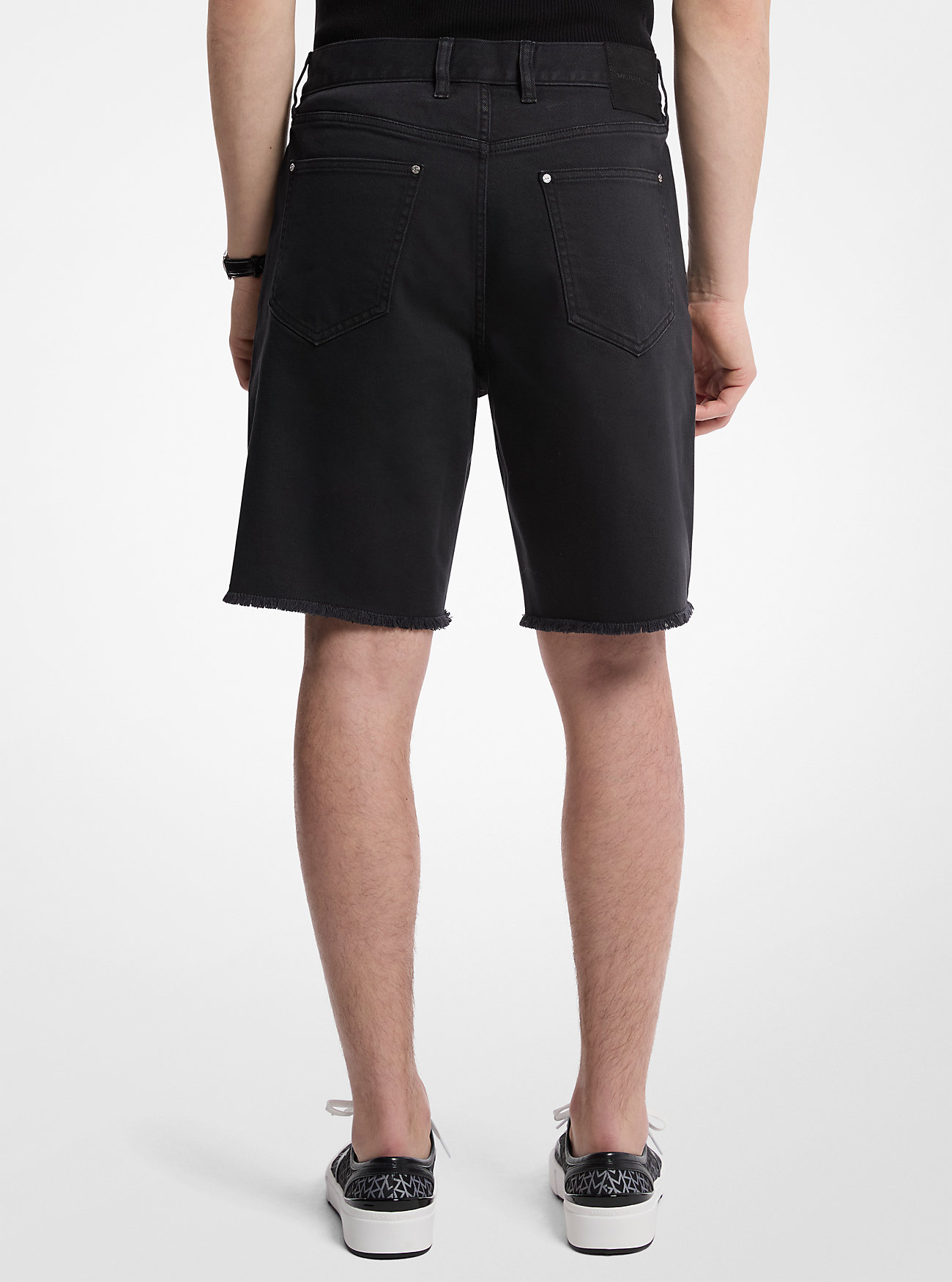 Frynsete denimshorts - SVART