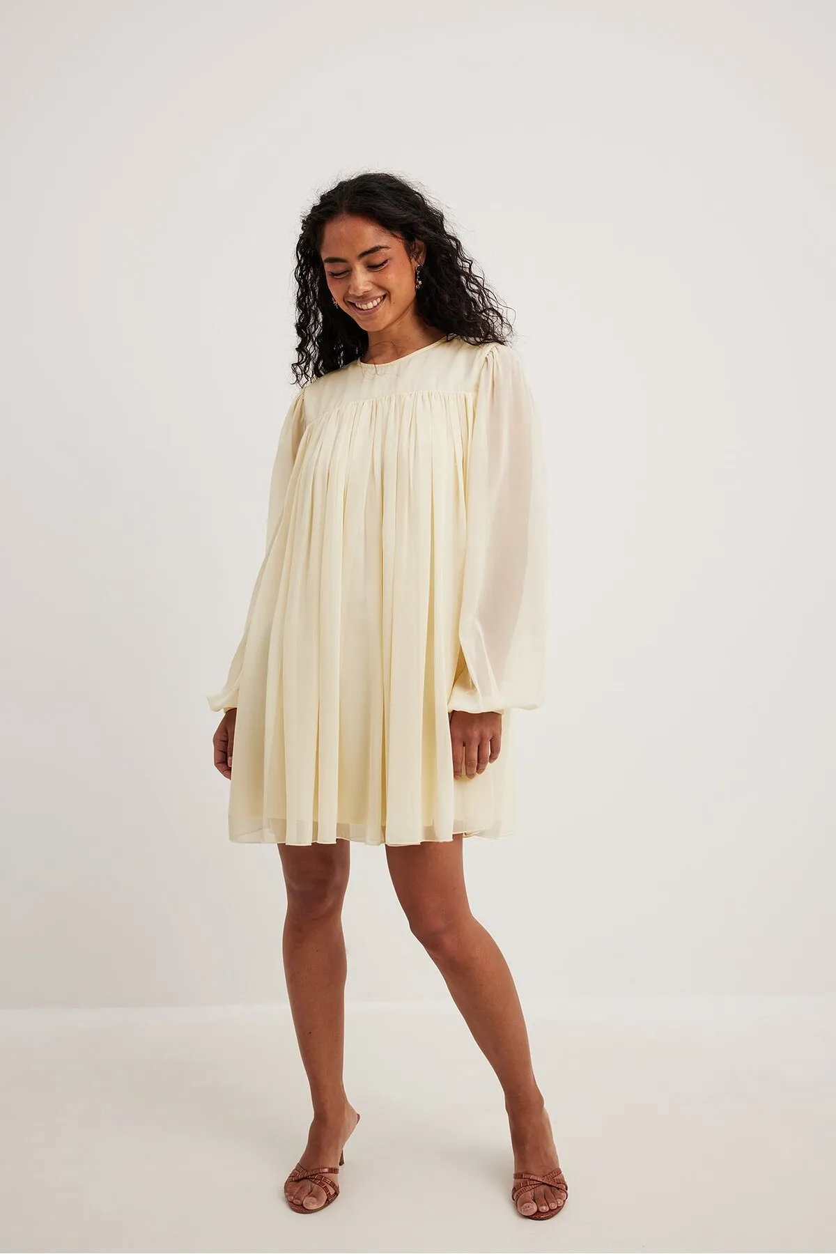 NA-KD  Fließendes, gerafftes Minikleid aus Chiffon