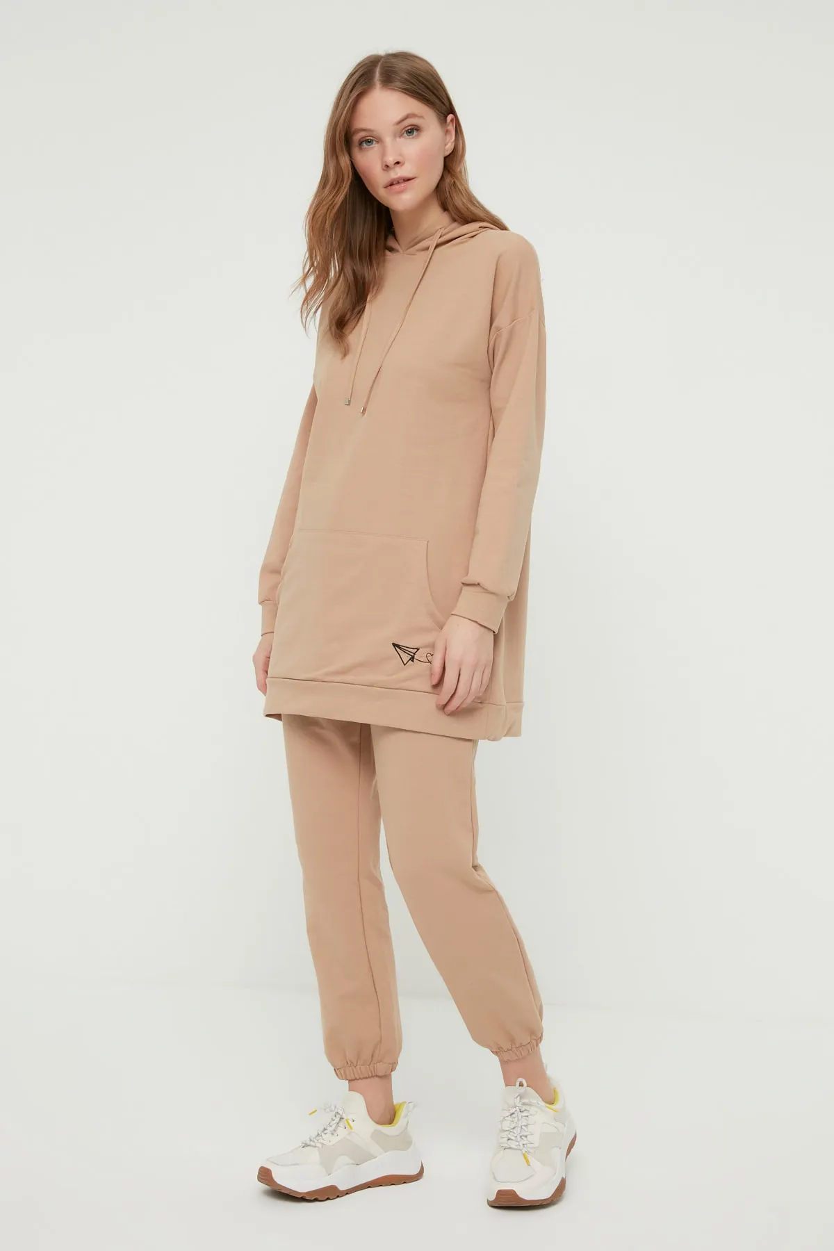 Trendyol Modest  Beigefarbener Strick-Trainingsanzug mit Kapuze und Kängurutasche und Stickerei TCTSS21EM0085