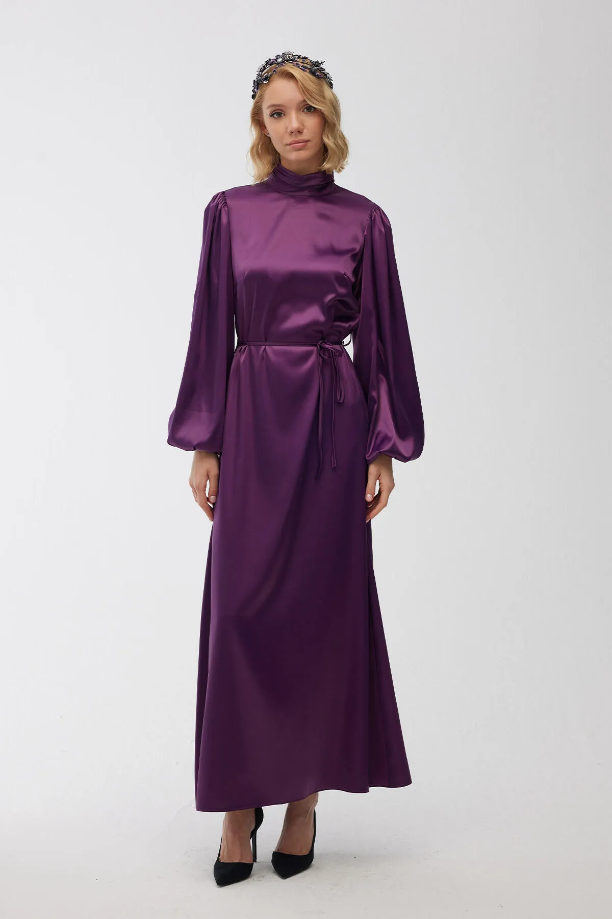 Manuka  Abendkleid aus Satin mit Ballonärmeln in Lila