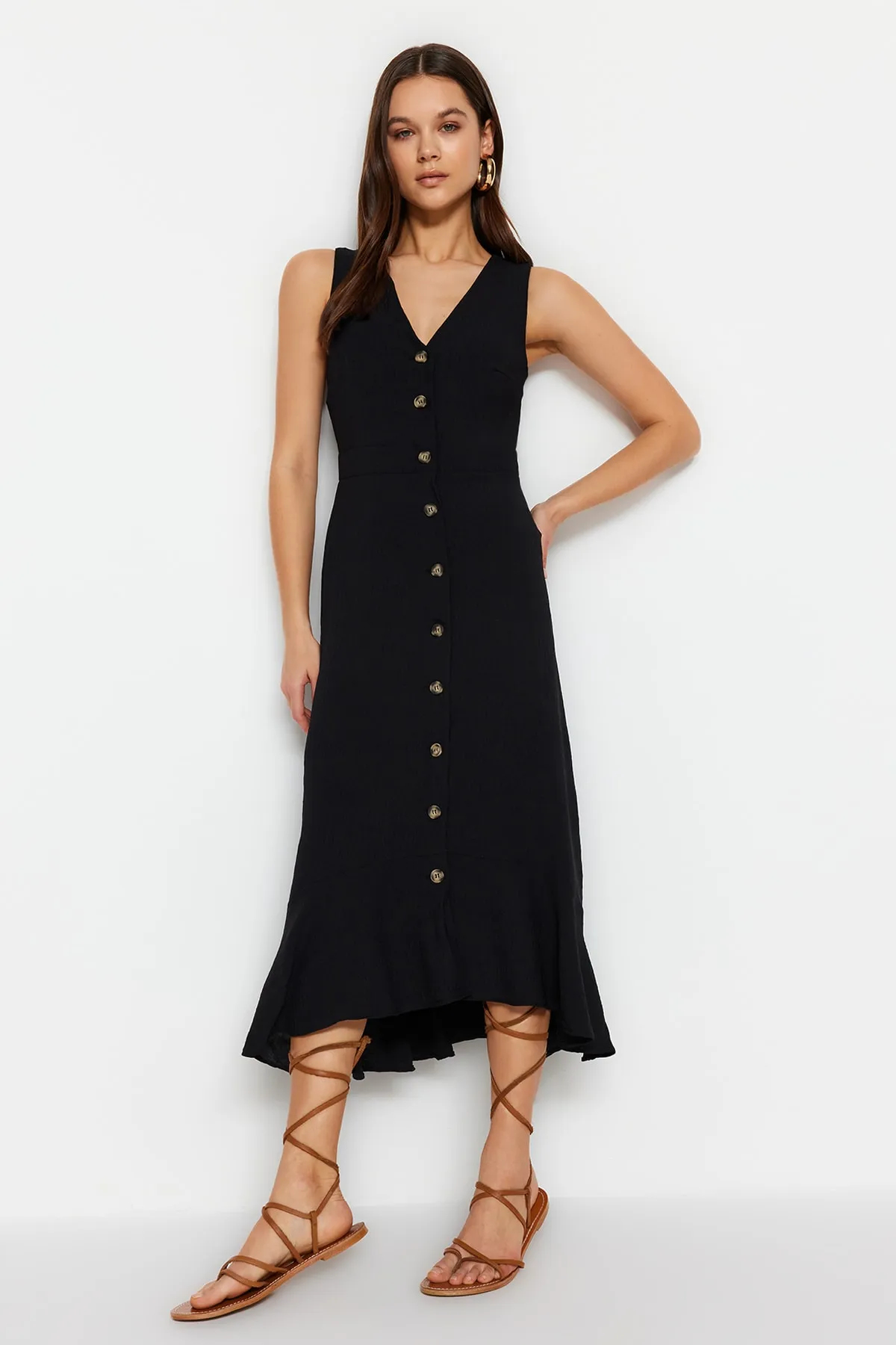 Trendyol Collection  Schwarzes Midi-Webkleid mit Knopfdetail und geradem Schnitt TWOSS23EL02158