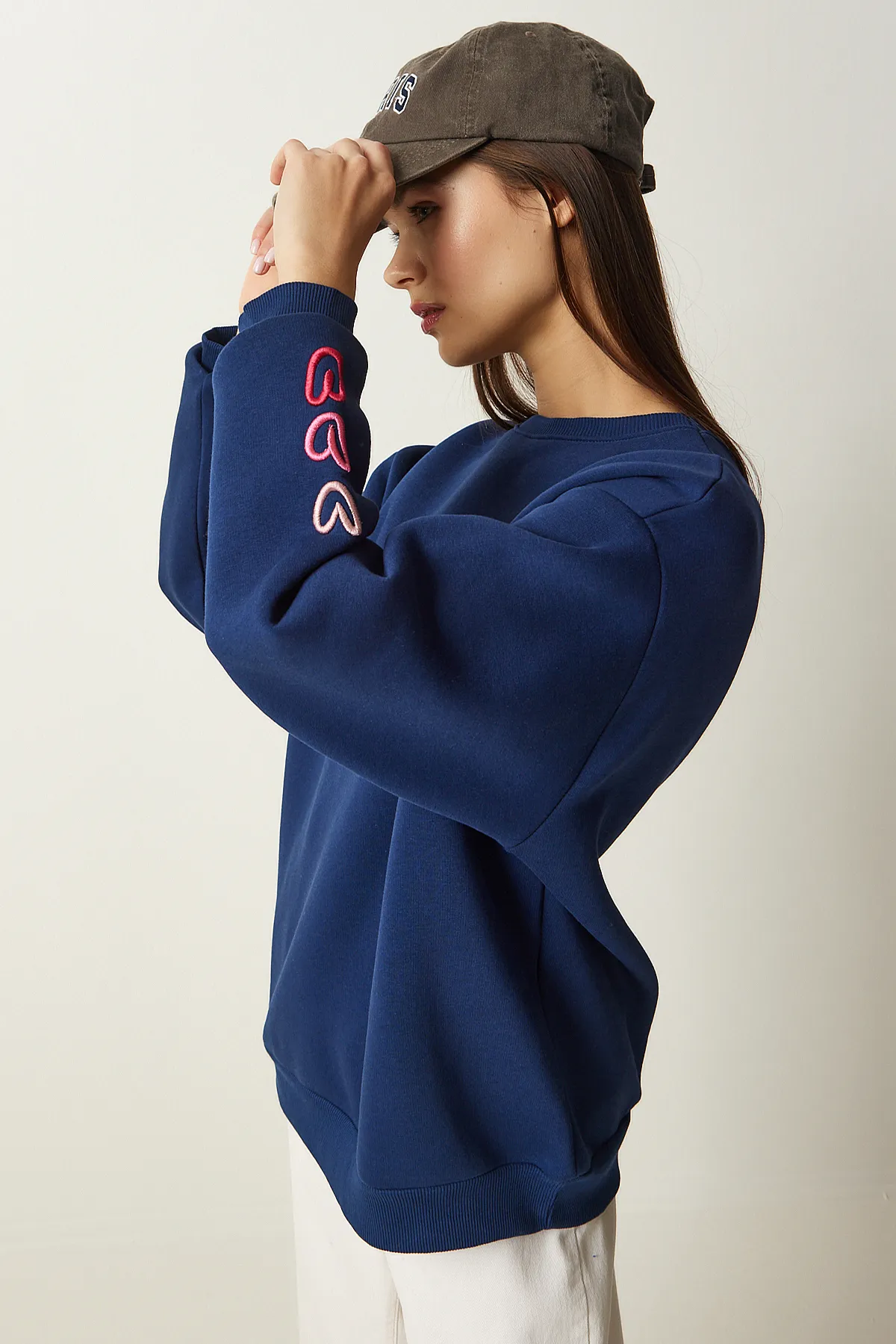 Happiness İstanbul  Marineblaues Damen-Sweatshirt mit aufgesticktem Herz und Roségold OW00004