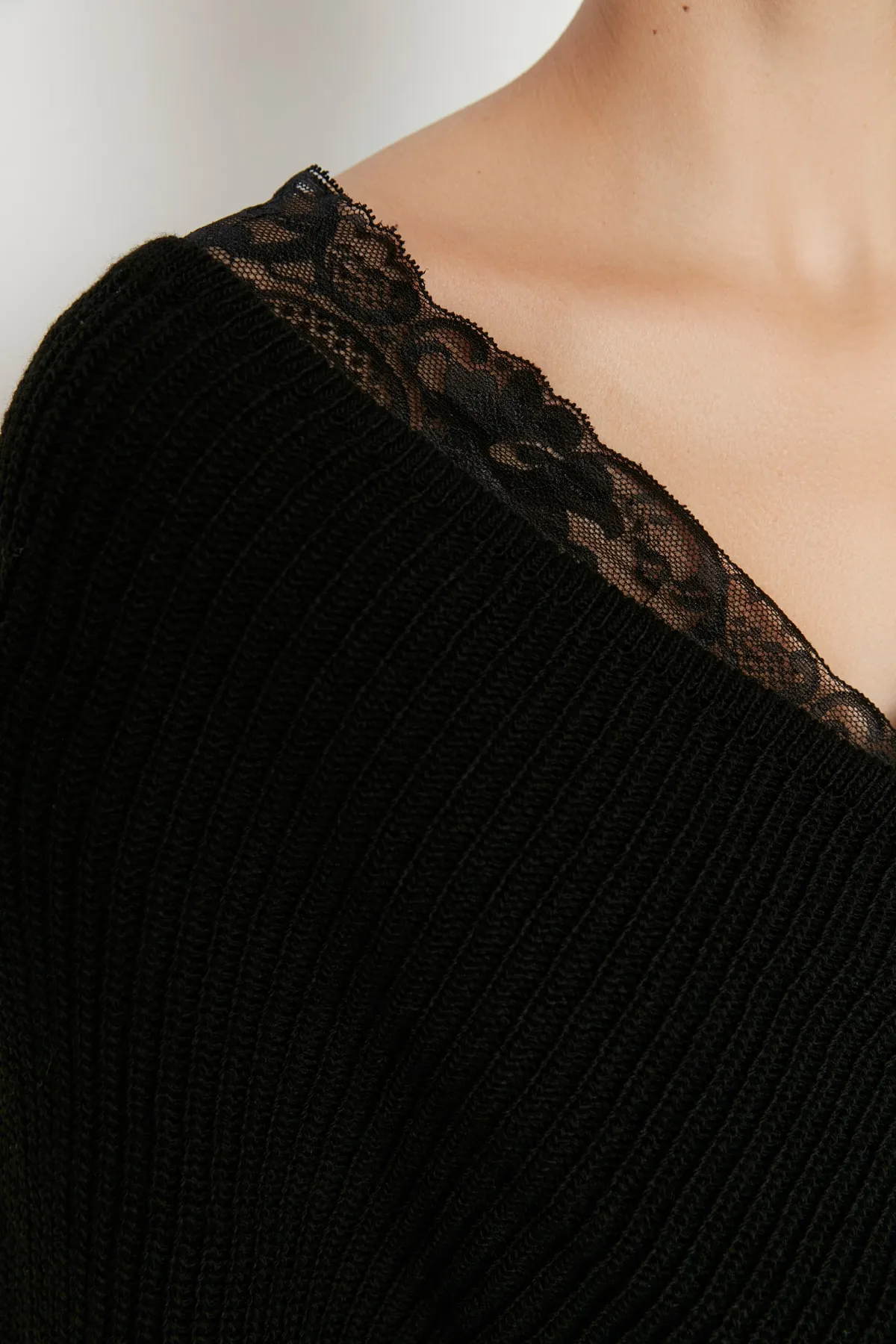 Trendyol Collection  Schwarzer zweireihiger Strickpullover mit Spitze TWOAW22KZ0522