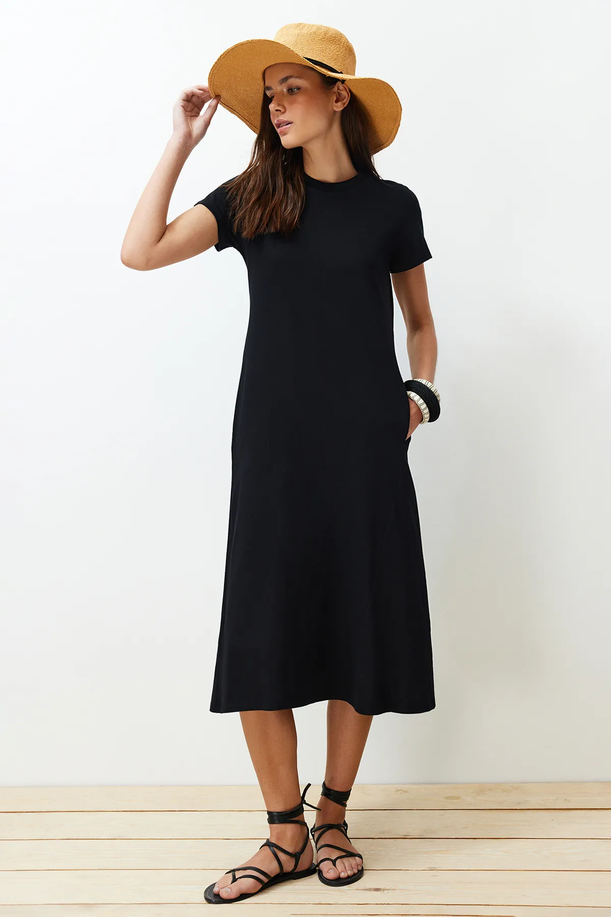 Trendyol Collection  Schwarzes Premium-Strick-Midikleid in A-Linie mit Rundhalsausschnitt und Taschen TWOSS24EL00169