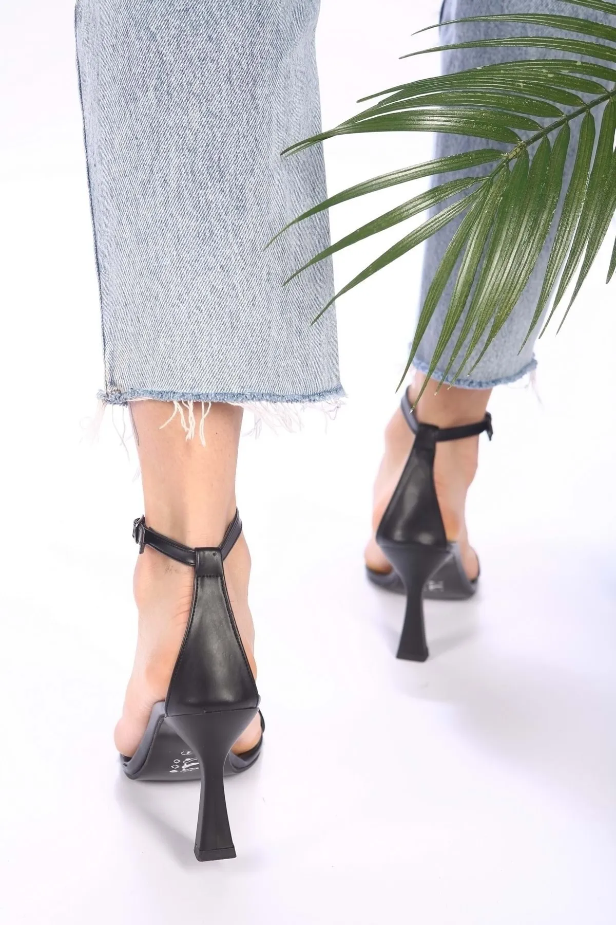 Shoeberry  Sesa Black Skin Single Strap Heeled-Schuhe für Damen