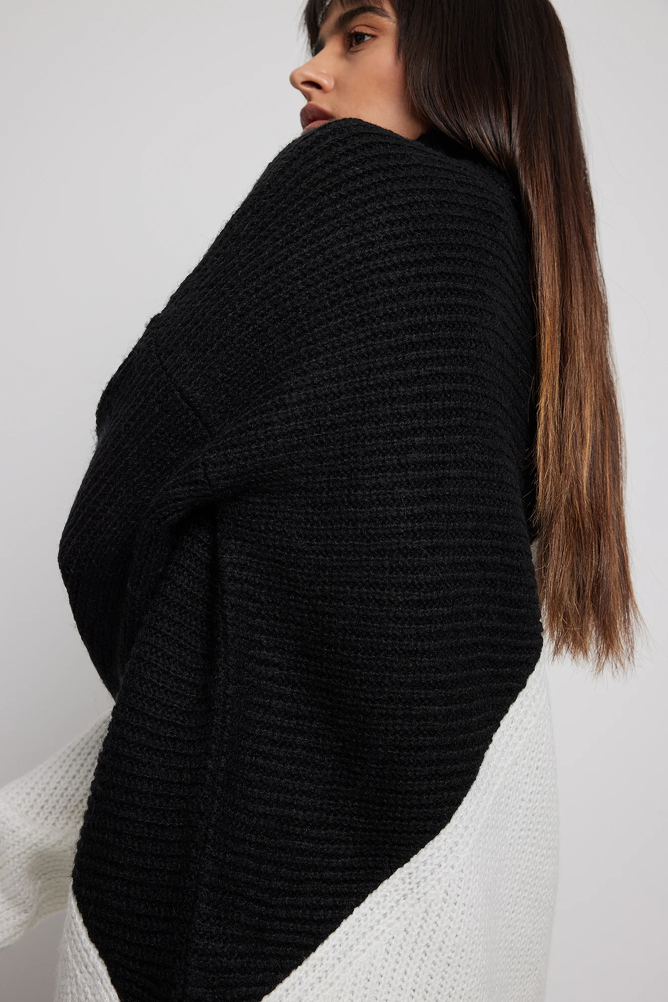 Strickpullover mit diagonalen Colour-Block-Details